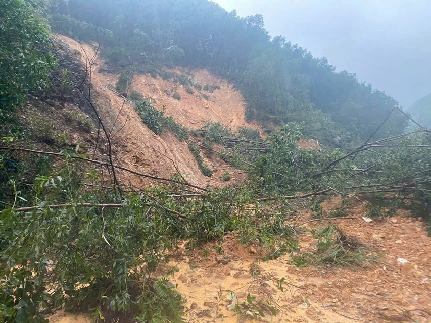 Hơn 6.000 khối đất đá sạt lở, vùi lấp nhiều đoạn quốc lộ ở Quảng Trị