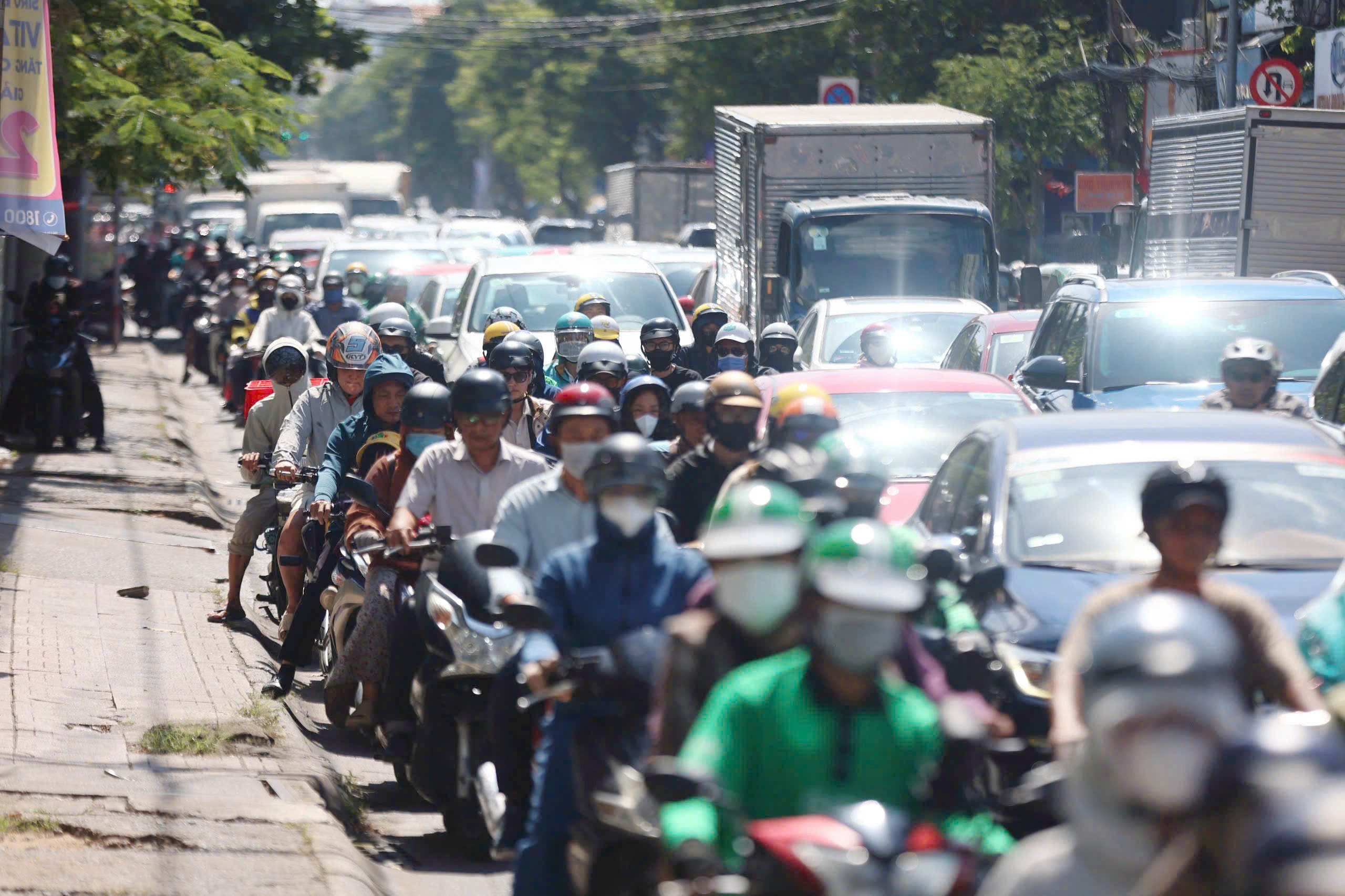 Hà Nội thí điểm cấm xe máy xăng vào 9 phường theo khung giờ từ 1/7/2026