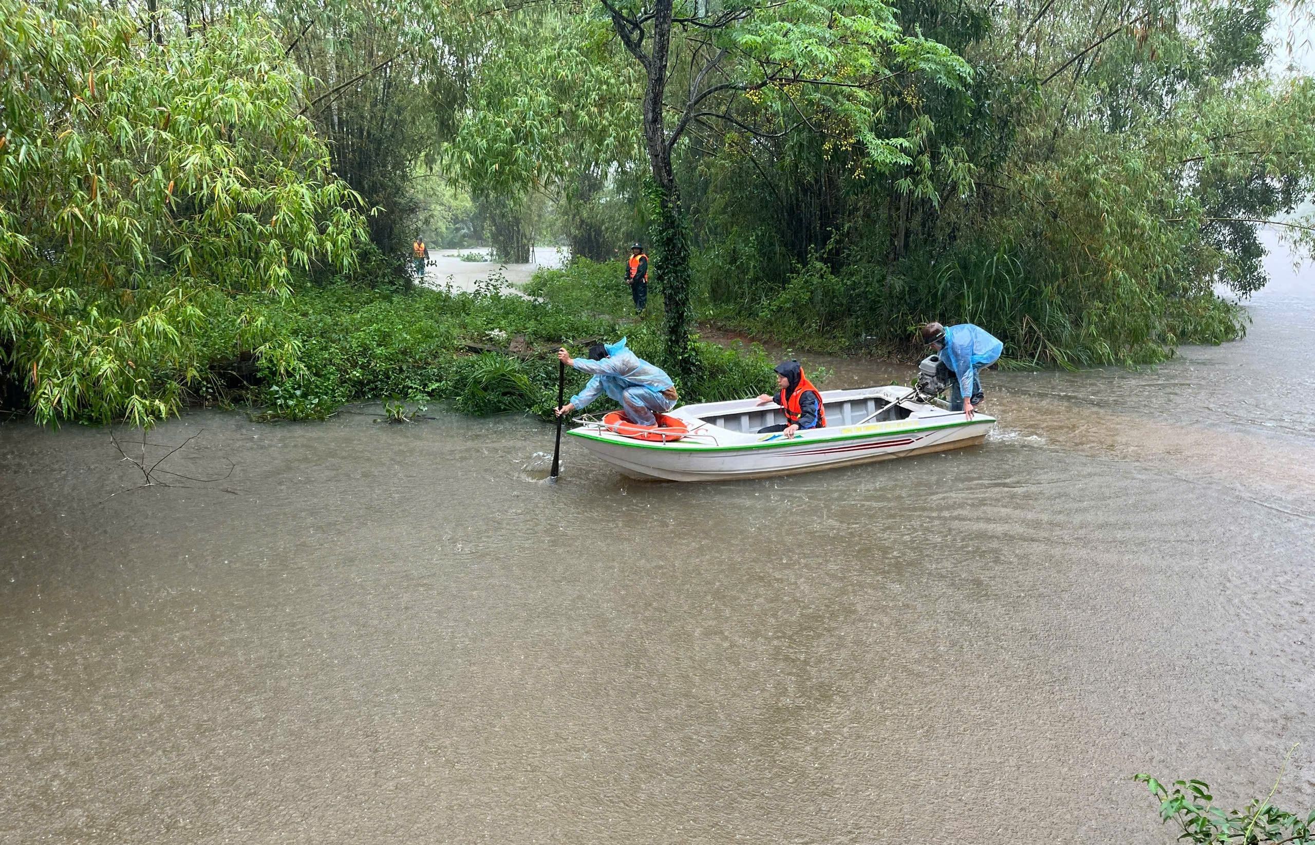 6 người chết và mất tích, hàng nghìn nhà dân ở Quảng Ngãi bị ngập do mưa lớn