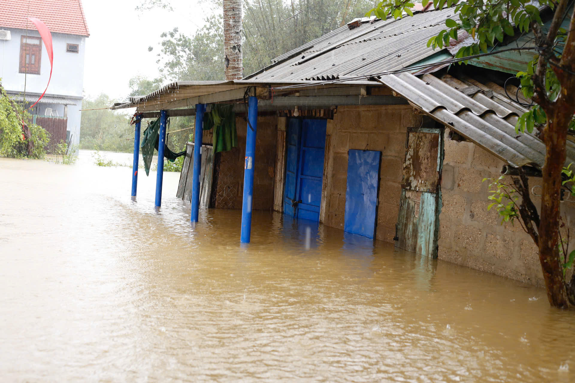 TP Huế vẫn còn hơn 10.000 ngôi nhà bị ngập sâu khi bão Kalmaegi sắp đổ bộ