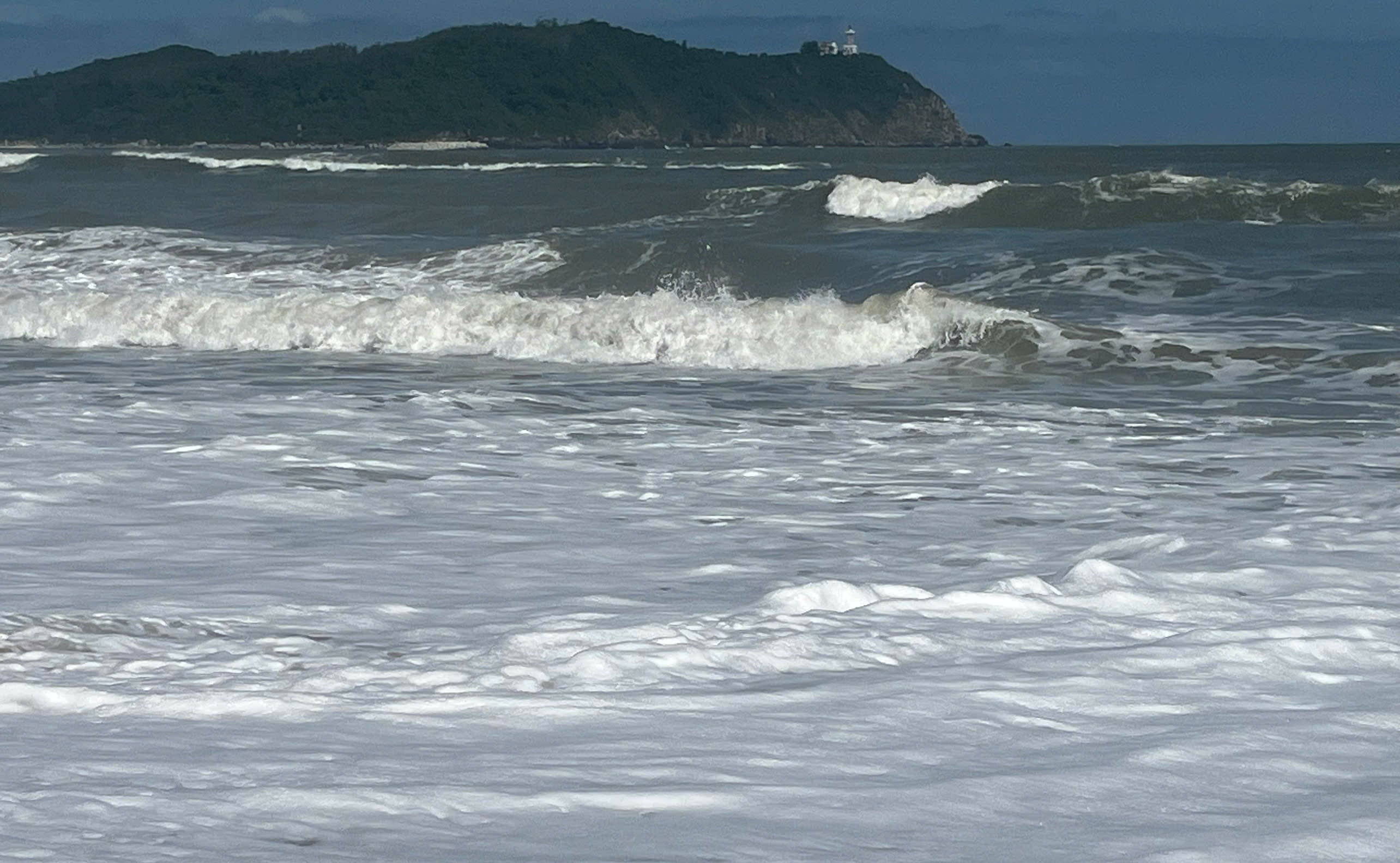 Bão số 13 quần thảo Biển Đông, hơn 2.700 ngư dân Quảng Ngãi còn ở ngoài khơi