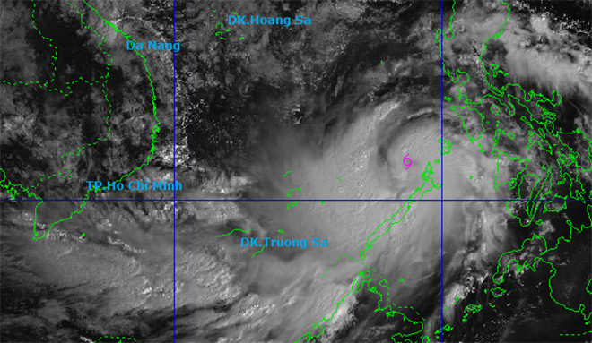 Vì sao bão số 13 Kalmaegi còn mạnh lên sau khi vào Biển Đông?