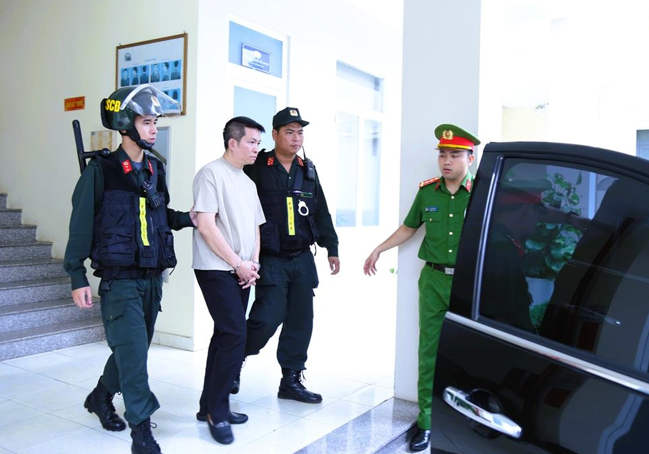 Bắt giam chồng ca sĩ Đoàn Di Băng