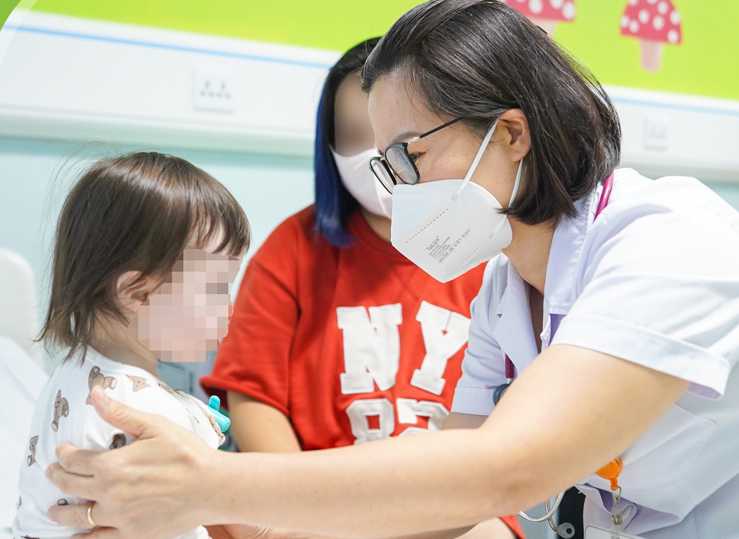 Gia đình người Úc đưa con đến Việt Nam điều trị chứng biếng ăn nặng