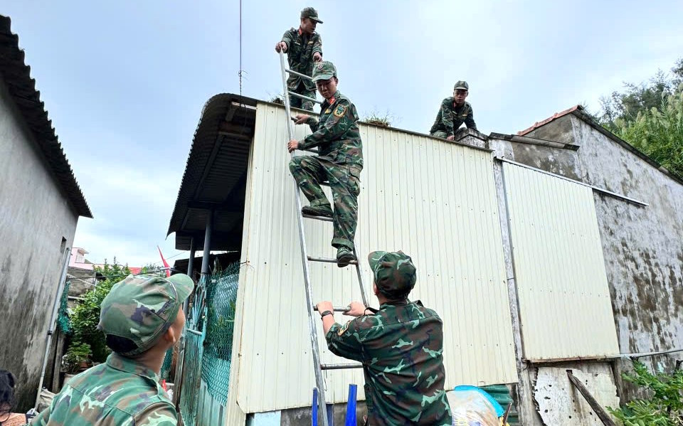 Người dân tất bật chằng chống nhà cửa, đưa tàu lên bờ, gặt lúa 'chạy' bão số 13