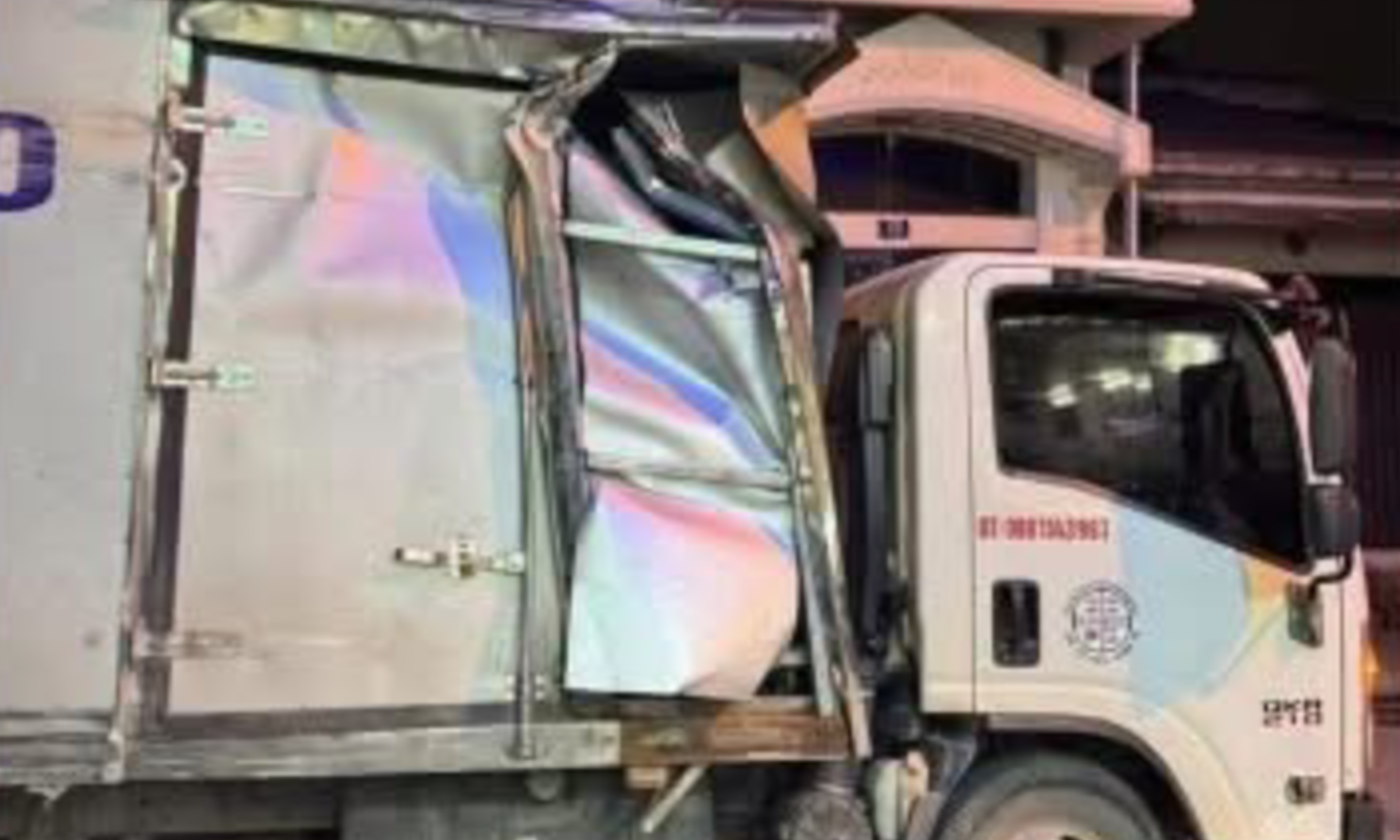 Xe tải mất lái, đâm vỡ tường nhà dân và tông loạt phương tiện trong ngõ Hà Nội