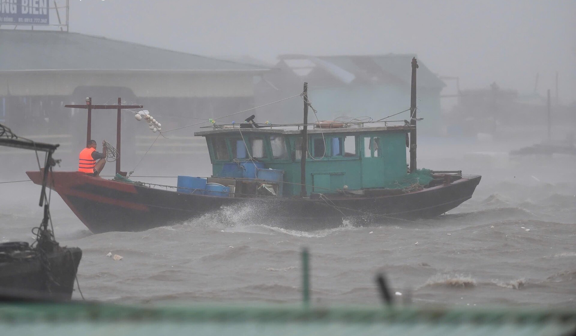 Bão số 13 Kalmaegi mạnh lên cấp 14, có thể đánh đắm tàu trọng tải lớn