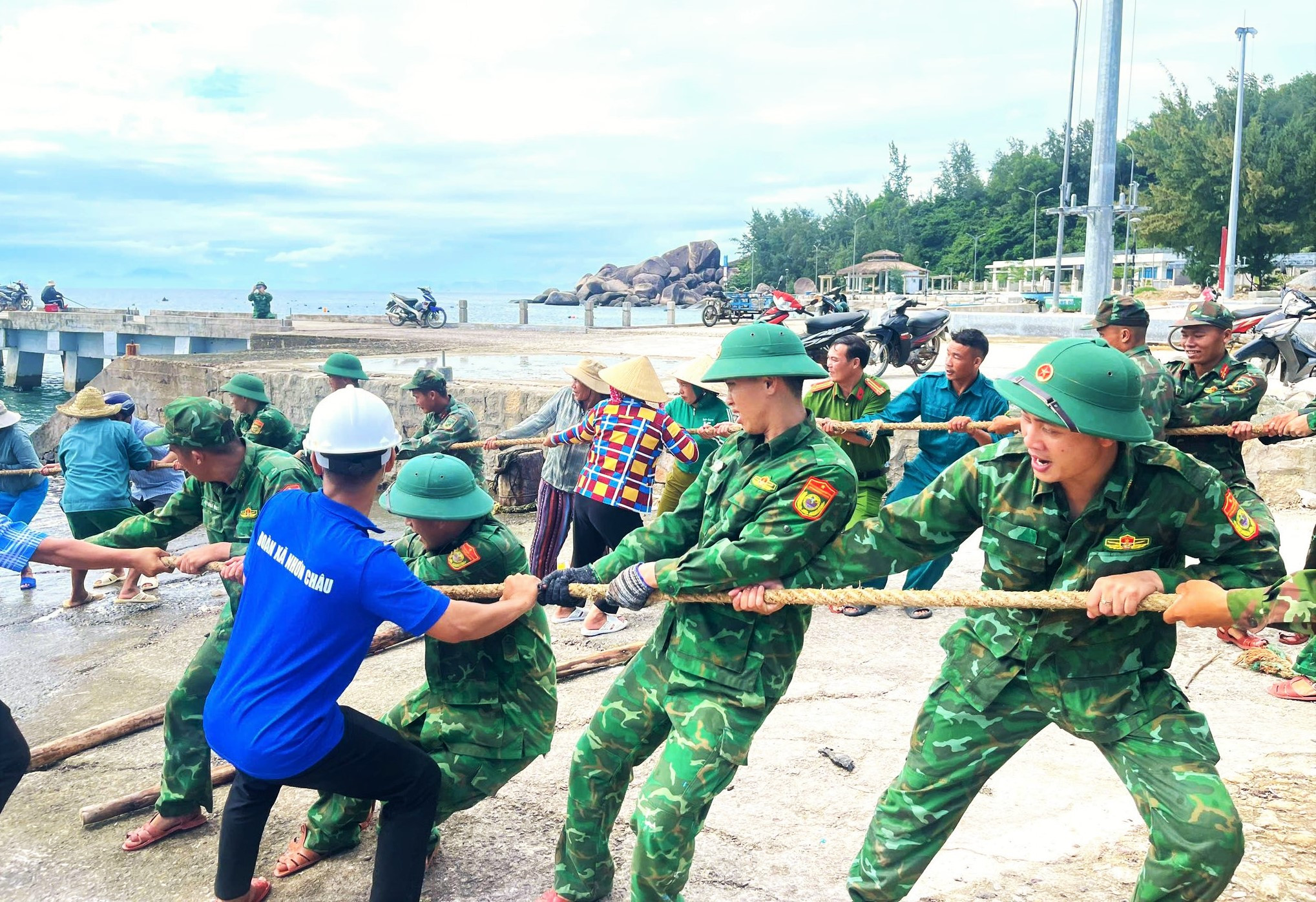 Dân xã đảo ở Gia Lai chằng chống nhà, kéo tàu thuyền vào bờ tránh bão Kalmaegi