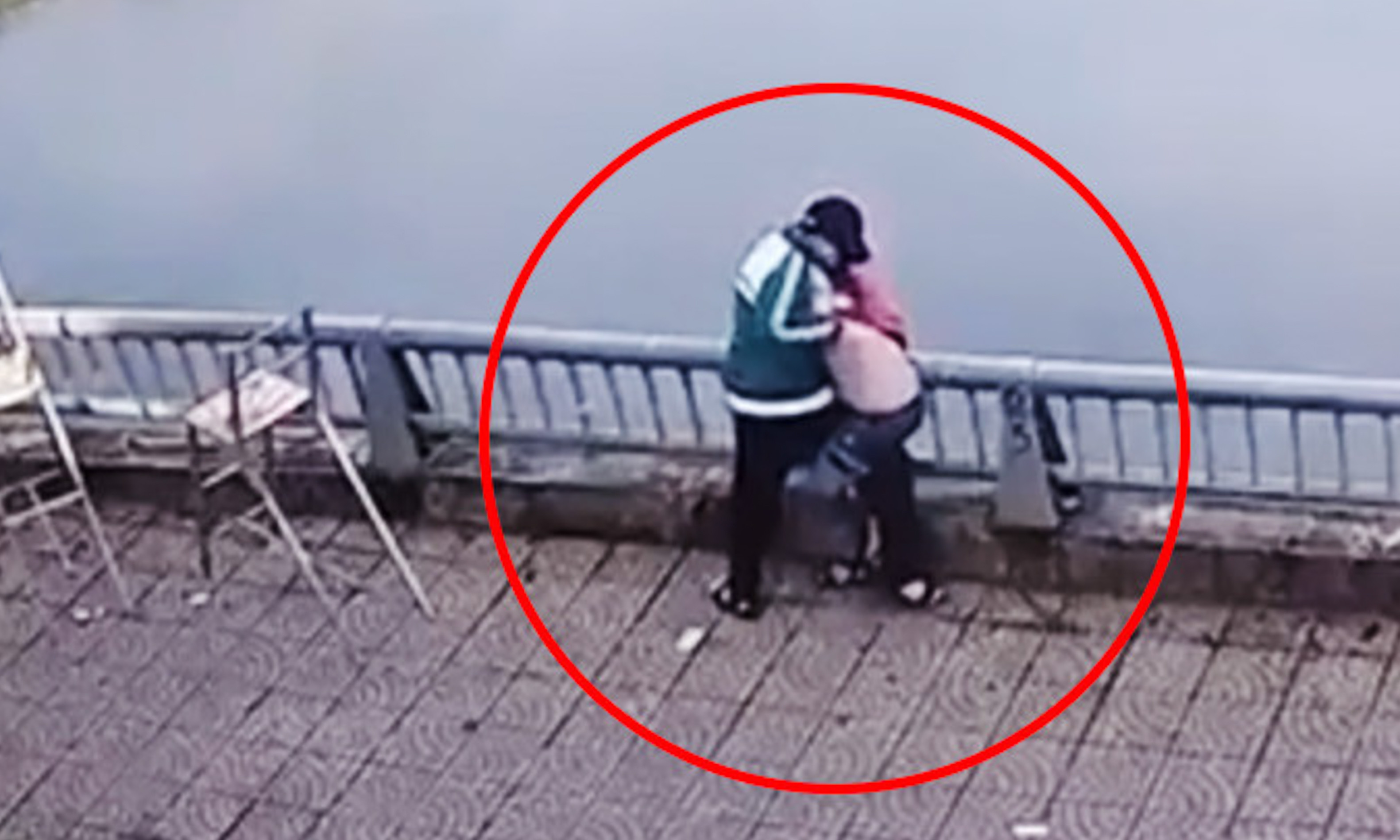 Nam sinh lớp 8 hành hung, đẩy bạn xuống hồ: Mâu thuẫn do cha mẹ bị xúc phạm