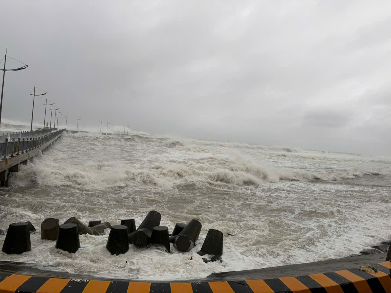 Sóng to gió lớn, tạm dừng tìm kiếm 3 người trôi dạt trên biển Lý Sơn