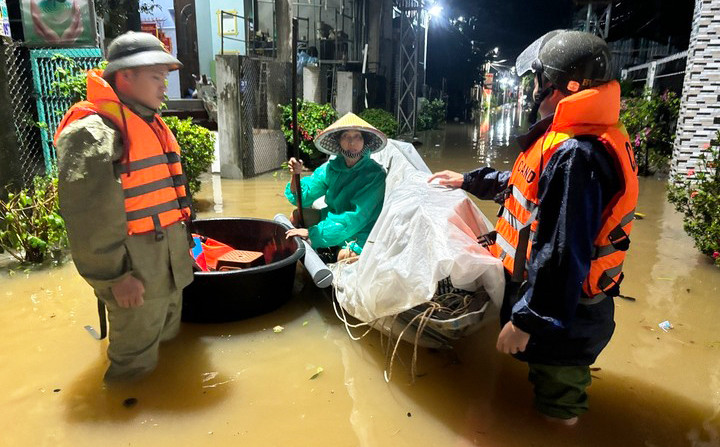 Chiều tối đến đêm nay, bão số 13 đổ bộ Quảng Ngãi-Đắk Lắk với cường độ rất mạnh