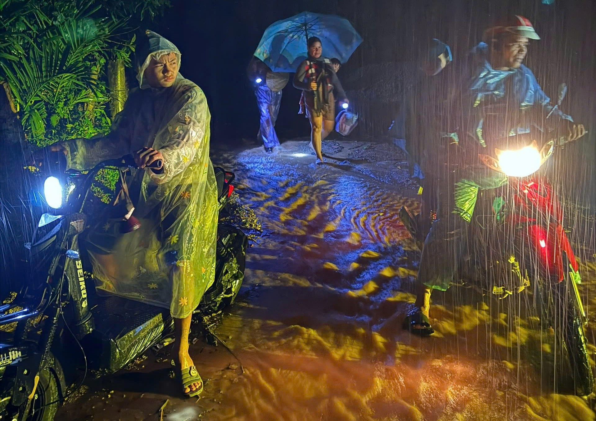 Sơ tán khẩn cấp hàng chục hộ dân ra khỏi khu vực xuất hiện vết nứt núi