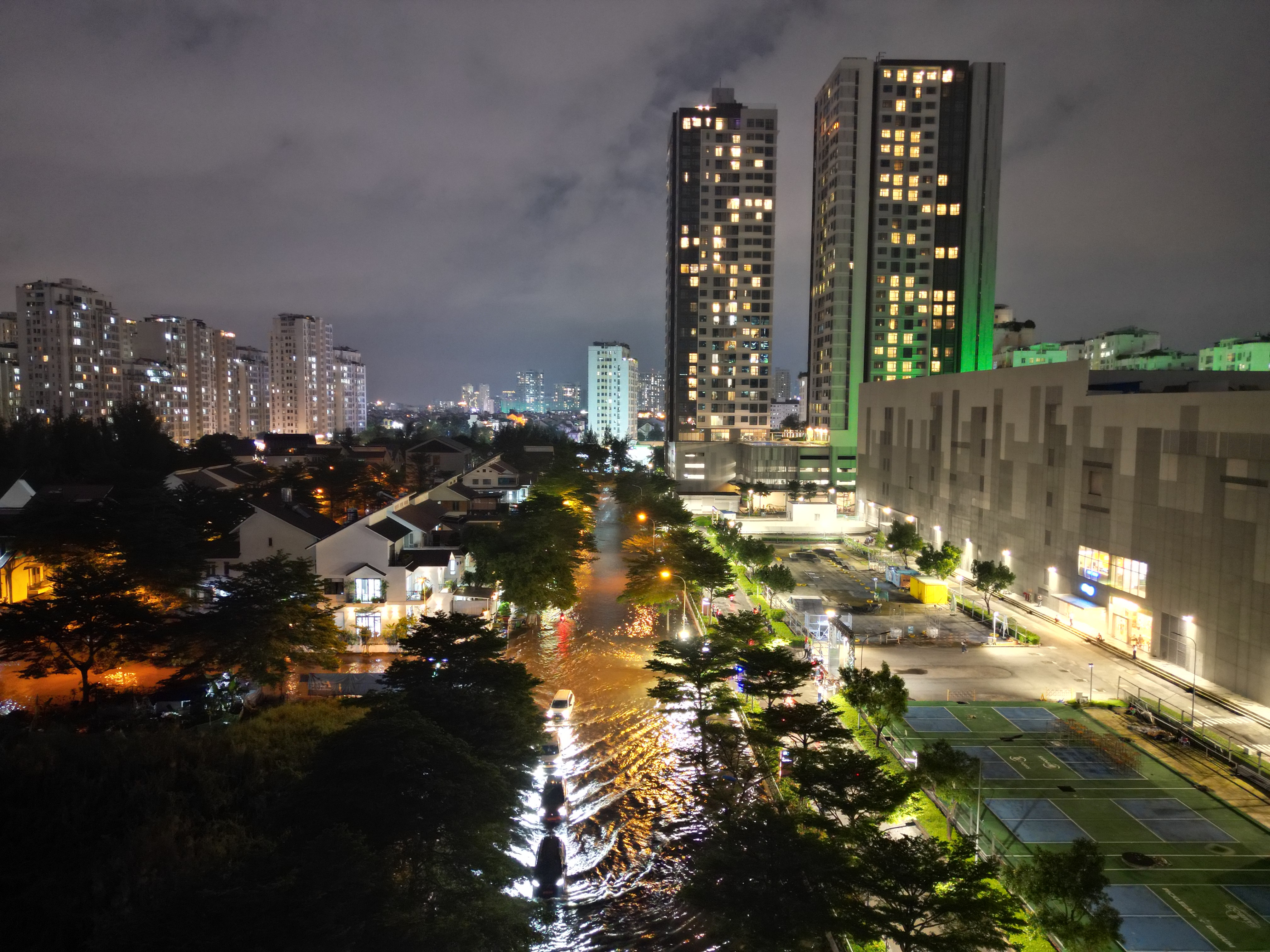 Triều cường đạt đỉnh, khu nhà giàu TP.HCM lại ngập trong nước