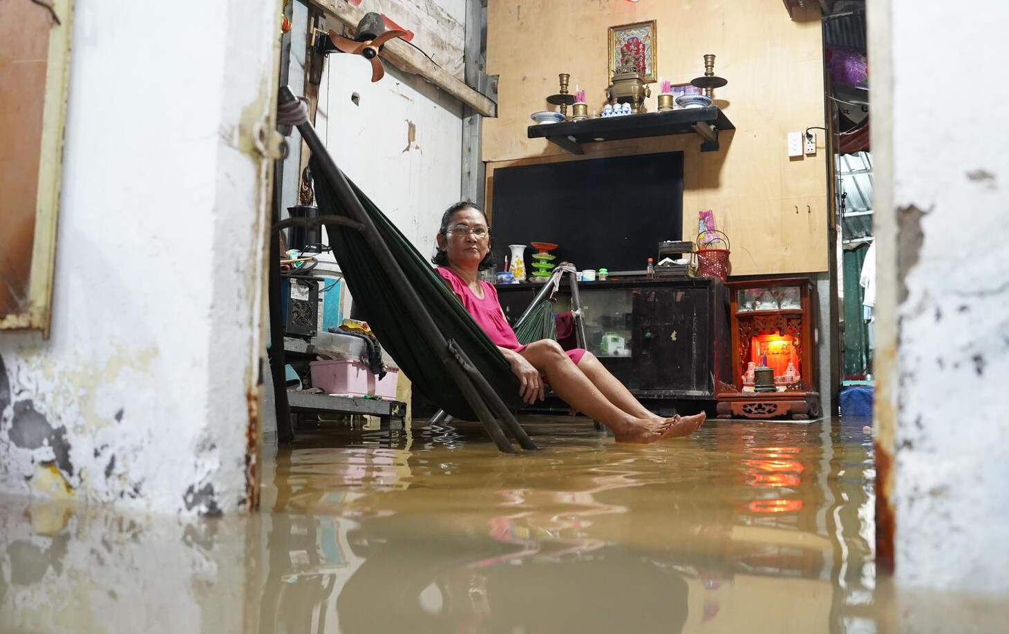 Triều cường đạt đỉnh lịch sử, người dân TP.HCM vật lộn trong biển nước