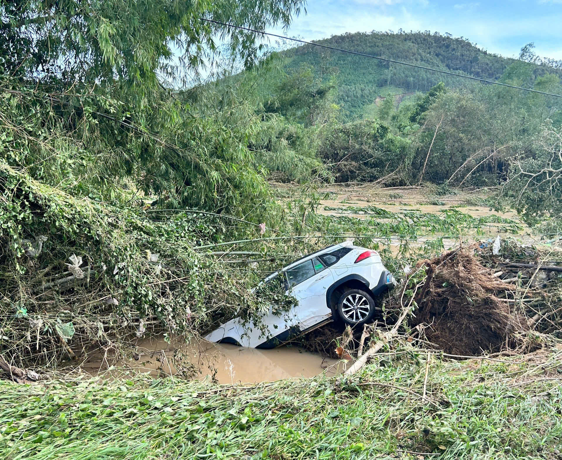 Đắk Lắk: Thủy điện xả lũ đúng lúc bão đổ bộ, cả xã chìm trong biển nước