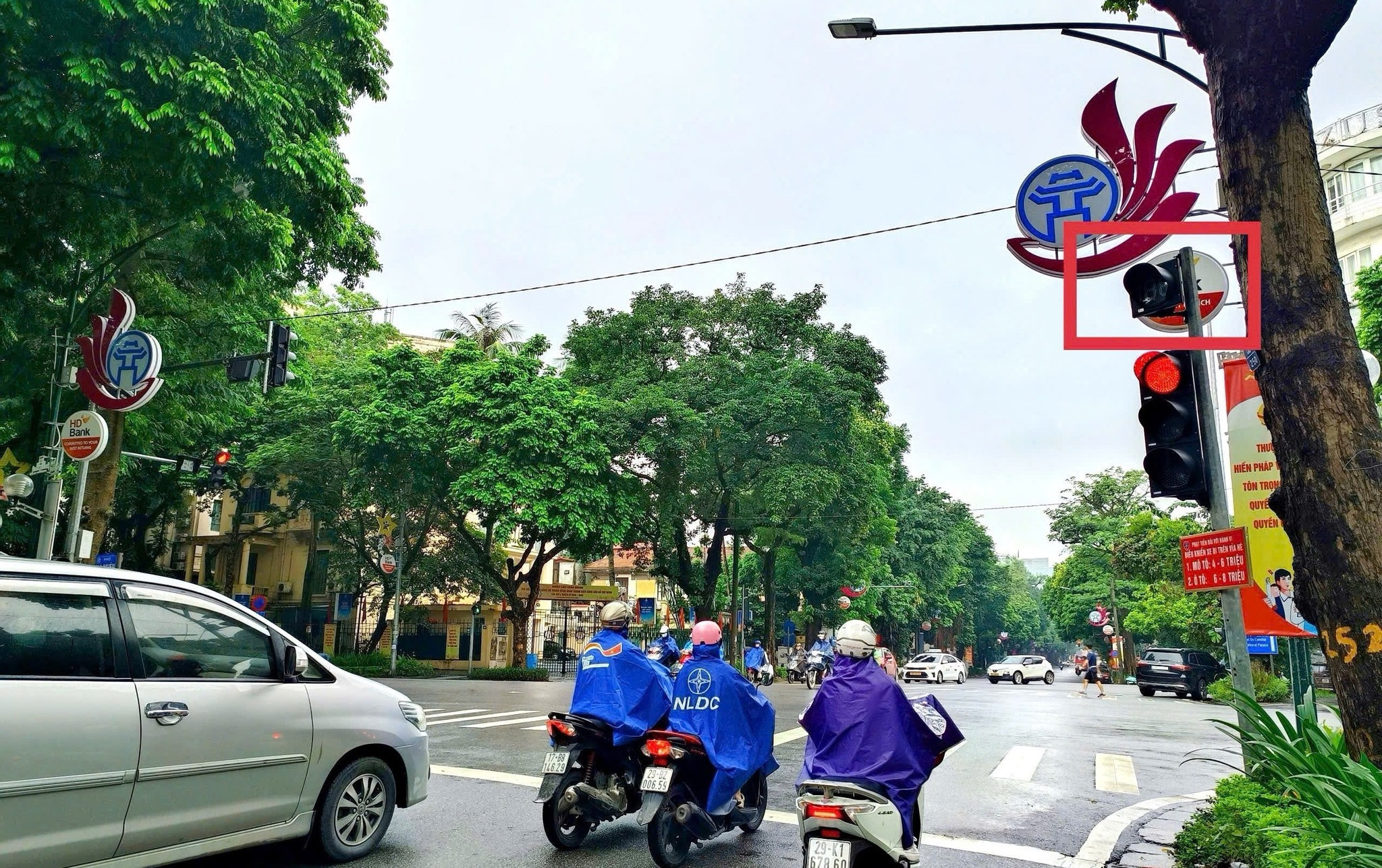 CSGT Hà Nội lý giải nhiều trụ đèn tín hiệu giao thông 'mất' đèn đếm giây