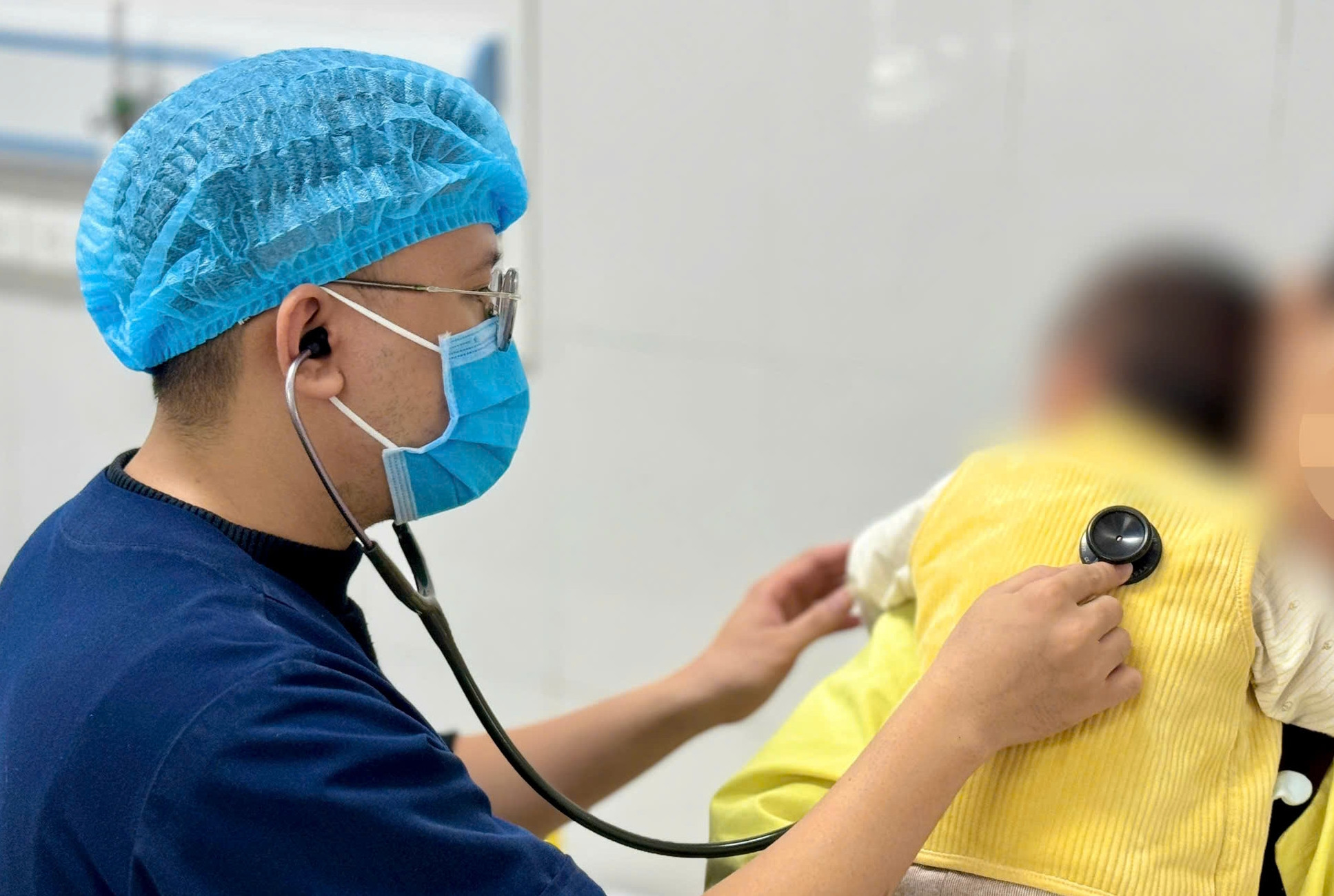 Trẻ 16 tháng tuổi nguy kịch vì cúm A bội nhiễm phổi