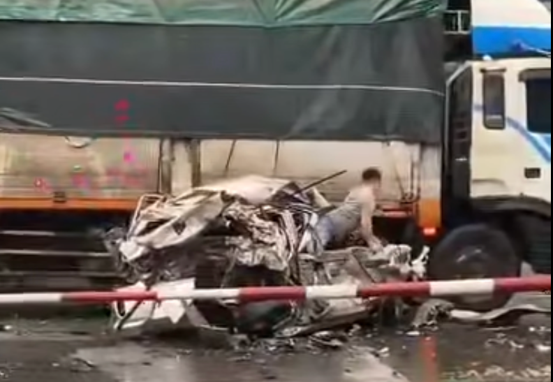 Ô tô nát bươm sau tai nạn, tài xế thoát chết thần kỳ, tự mở cửa chui ra ngoài