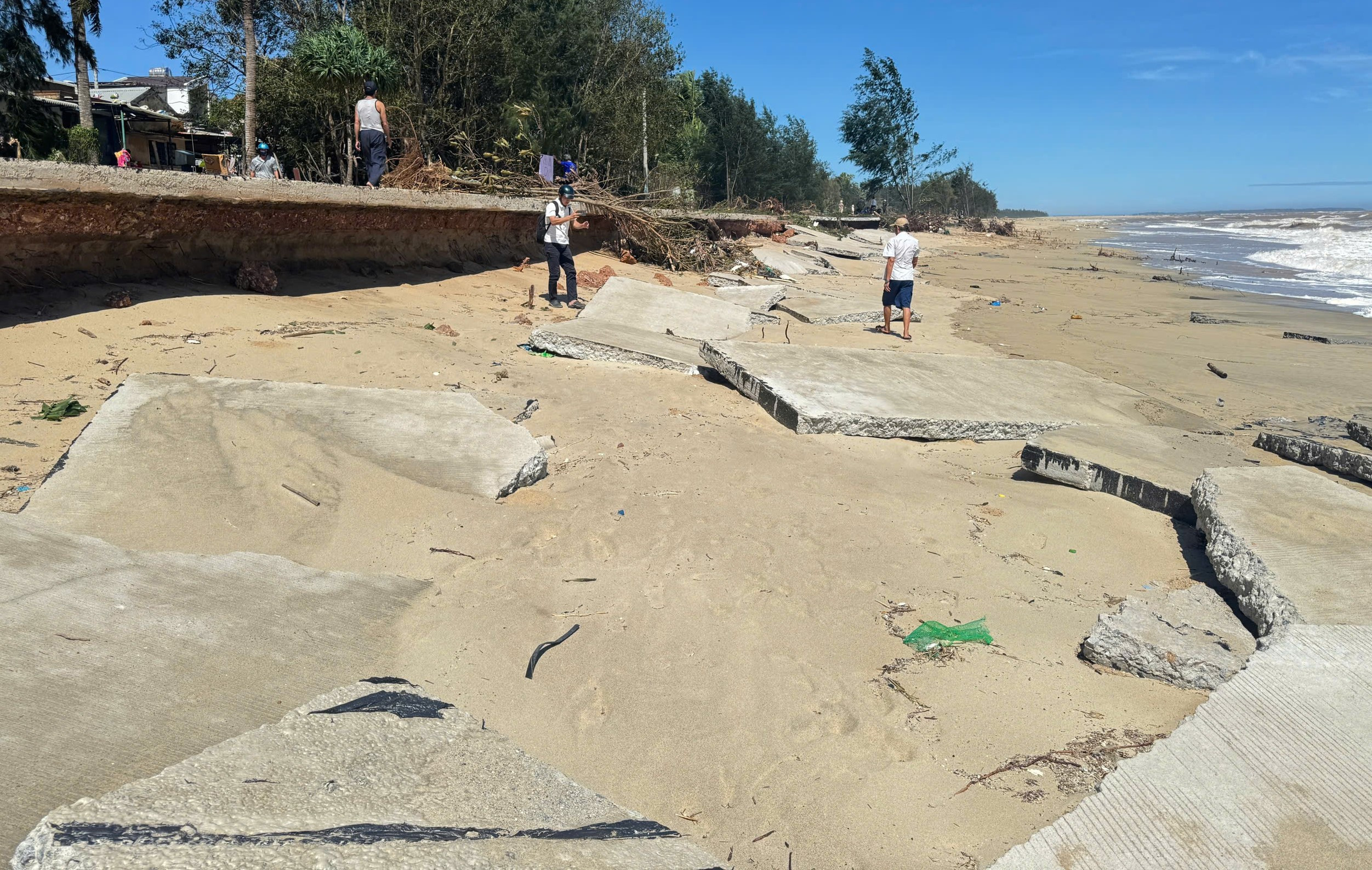 Cận cảnh sóng đánh tan nát tuyến đường dân sinh ven biển Quảng Ngãi