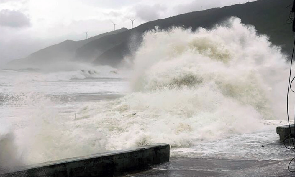 Bão Fung-Wong giật trên cấp 17 sắp vào Biển Đông, nguy cơ gây sóng cao 8-10m