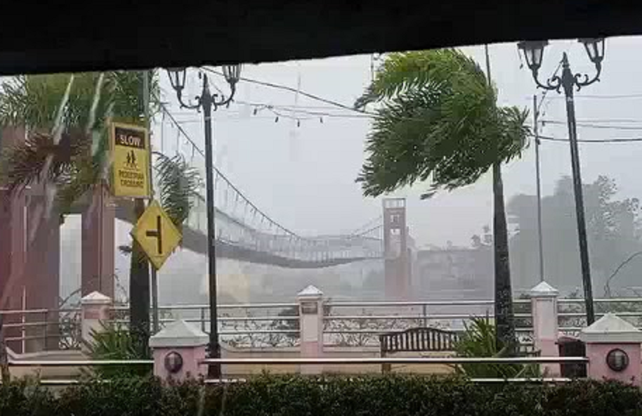 Cầu treo Philippines rung lắc dữ dội trong siêu bão Fung-wong