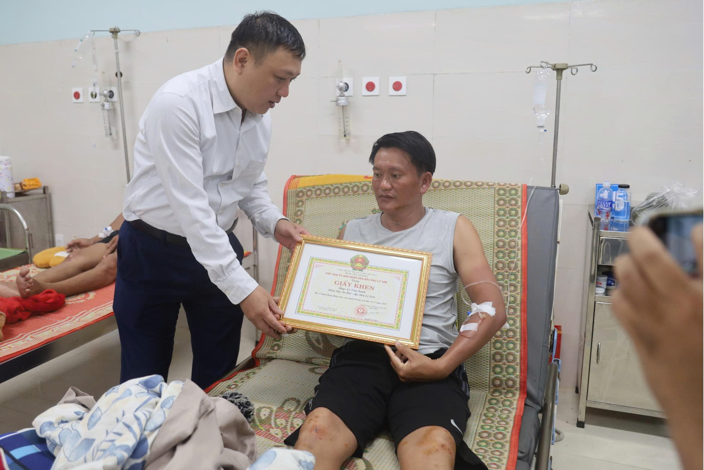 3 người thoát chết sau 2 ngày trôi dạt trên biển: ‘Sự trở về của họ là kỳ tích’