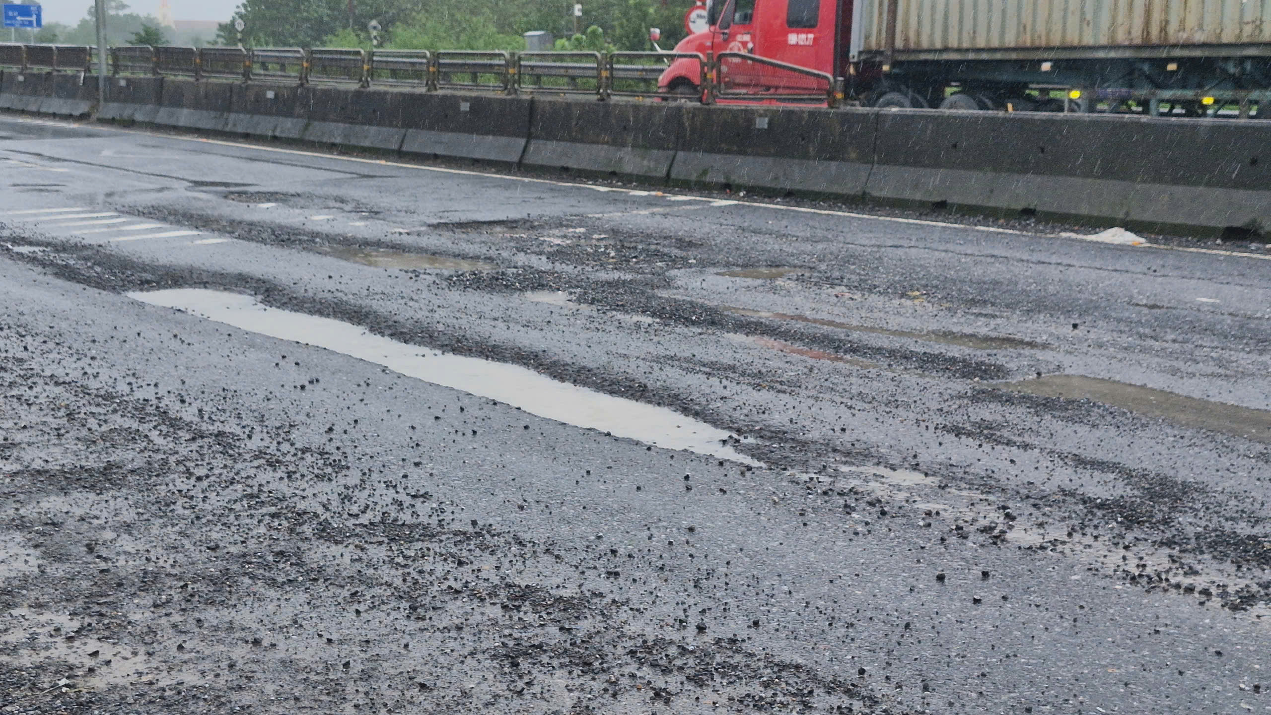 Quốc lộ 1 đoạn qua Huế - Quảng Trị hỏng tan tác sau đợt mưa lũ lịch sử 