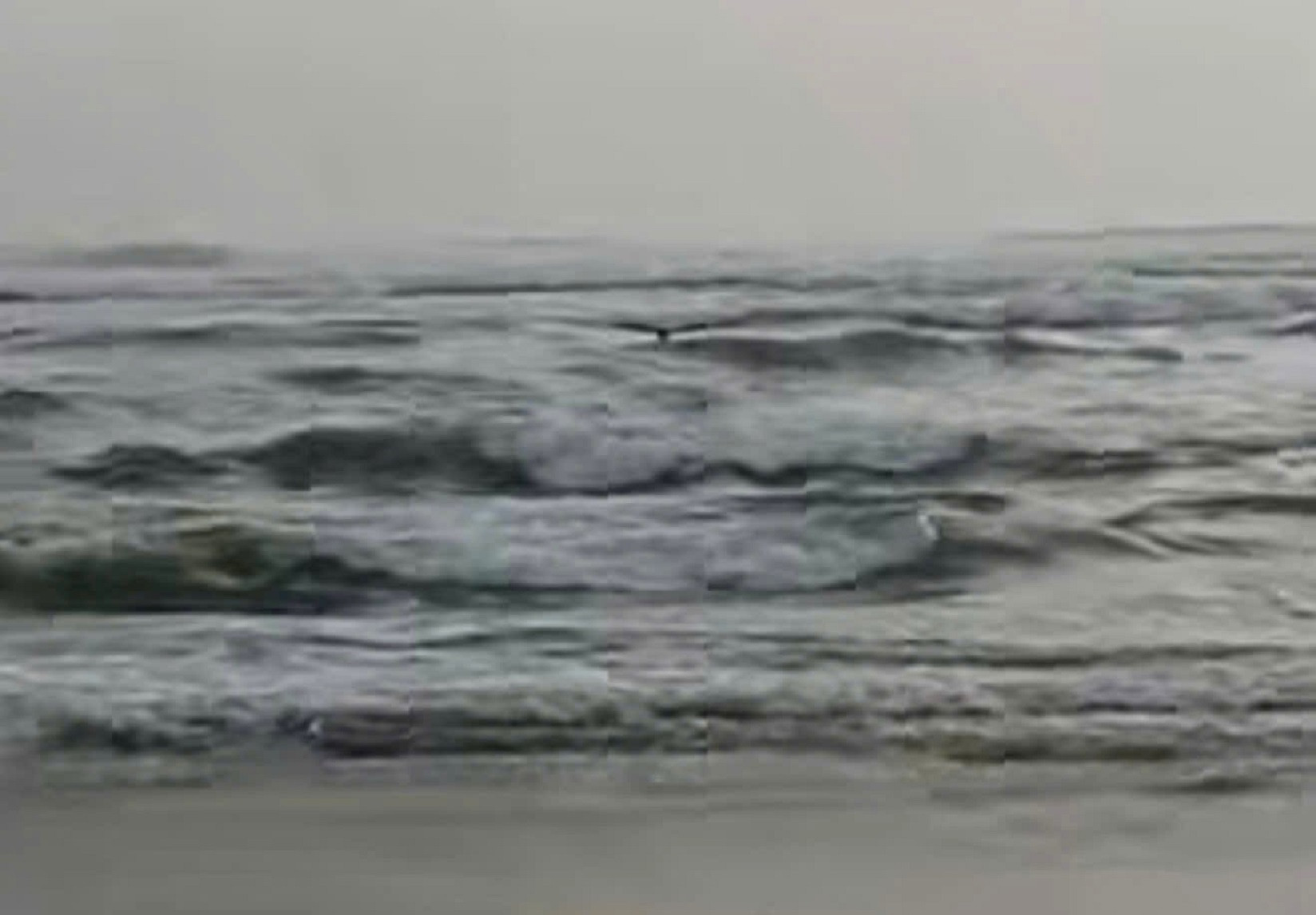 Trưởng thôn ở Quảng Ngãi lao ra dòng nước chảy xiết cứu hai vợ chồng bị lật ghe