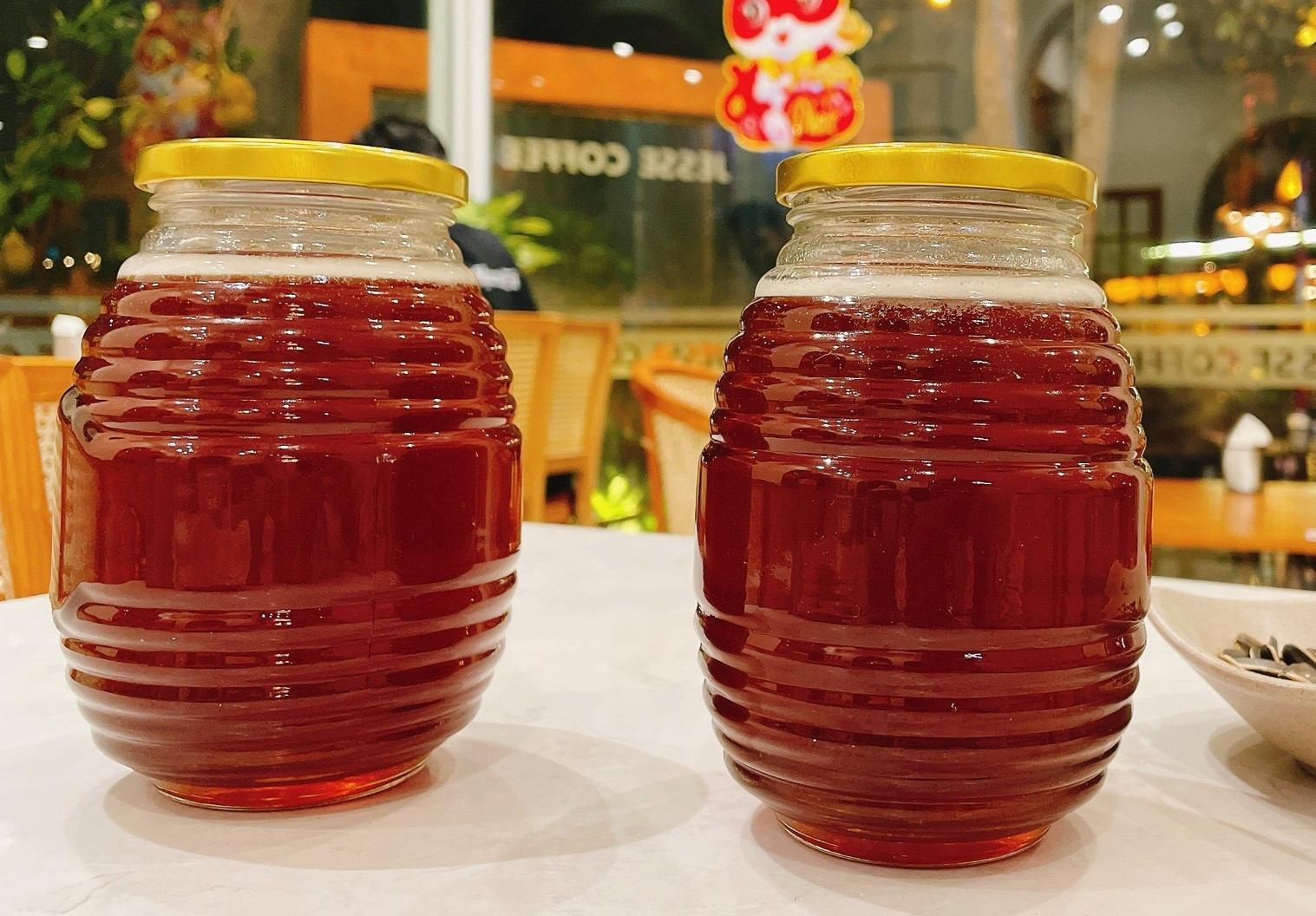 Thả một giọt mật ong xuống nước biết ngay thật hay giả