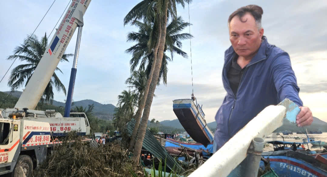 Ngư dân Đắk Lắk ngày đêm sửa hàng trăm tàu thuyền vỡ nát, hỏng hóc do bão số 13