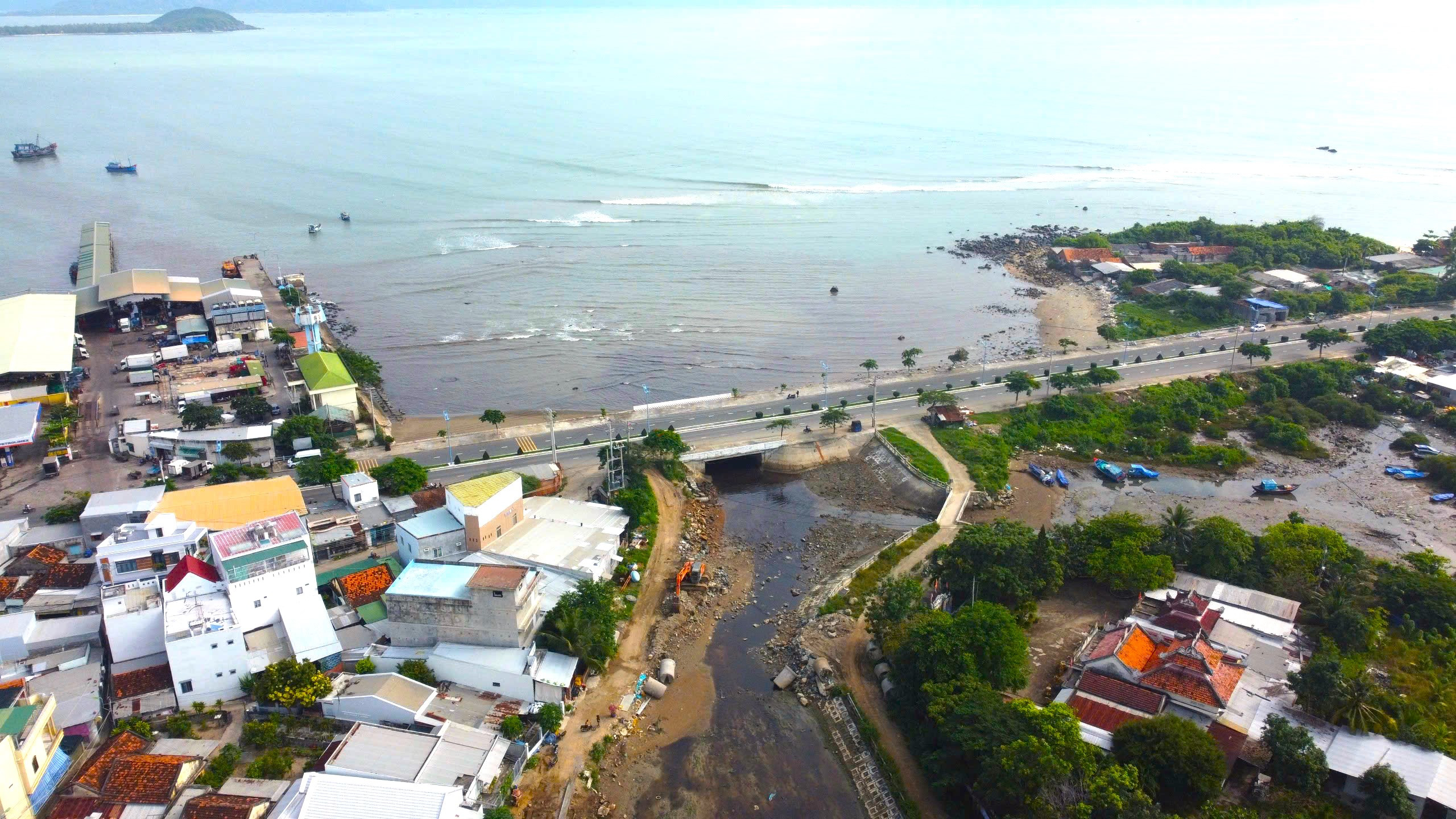 Kinh hãi dòng nước đen kịt chảy từ bãi rác ra biển Khánh Hòa