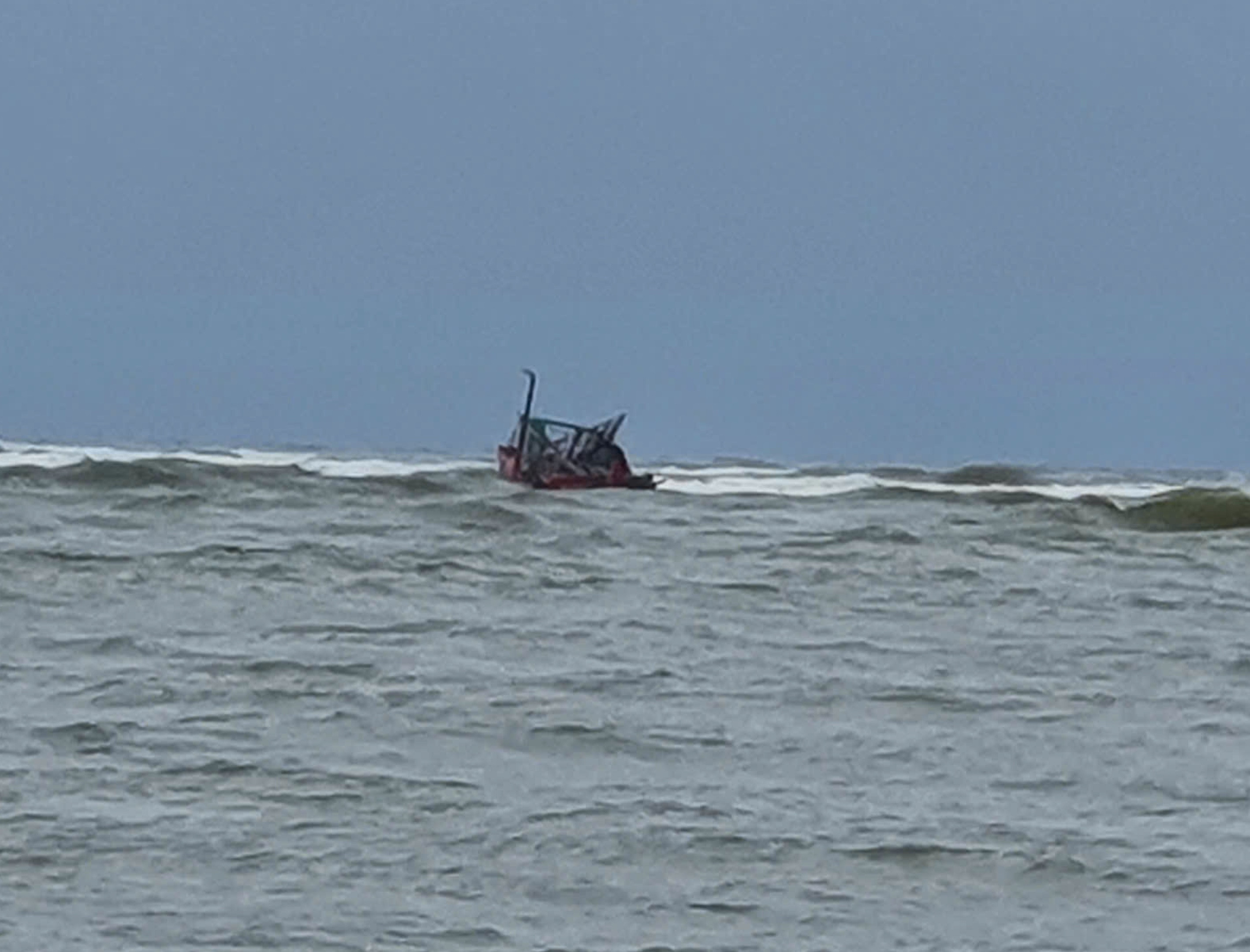 Gặp nạn cách bờ 500m, 8 ngư dân Quảng Trị bám trụ tàu cá chờ cứu