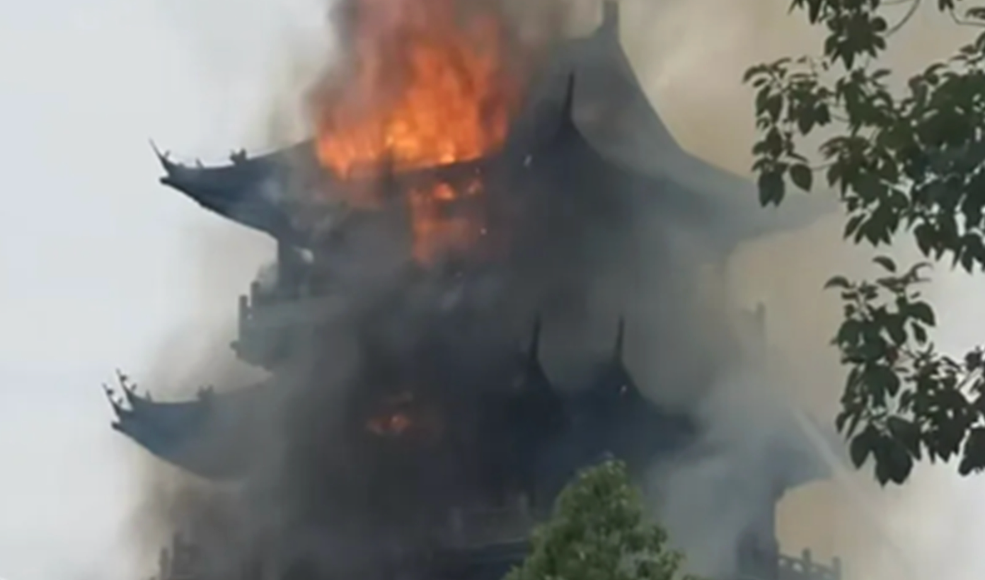 Khoảnh khắc ngôi chùa 1.500 tuổi ở Trung Quốc bị thiêu rụi