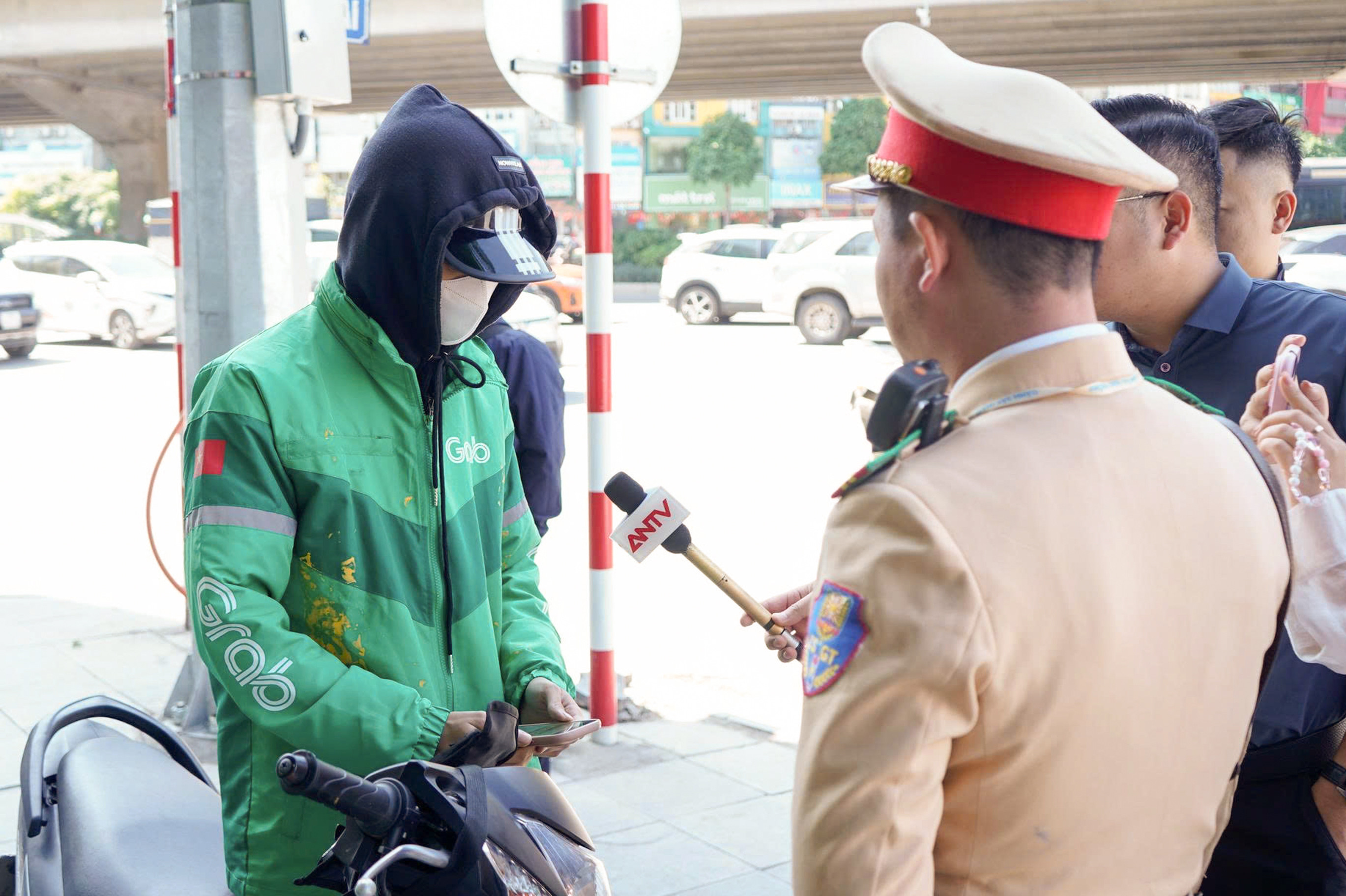 Vừa lái xe vừa nhìn điện thoại, tài xế xe ôm bao biện ‘không xem thì lạc đường'