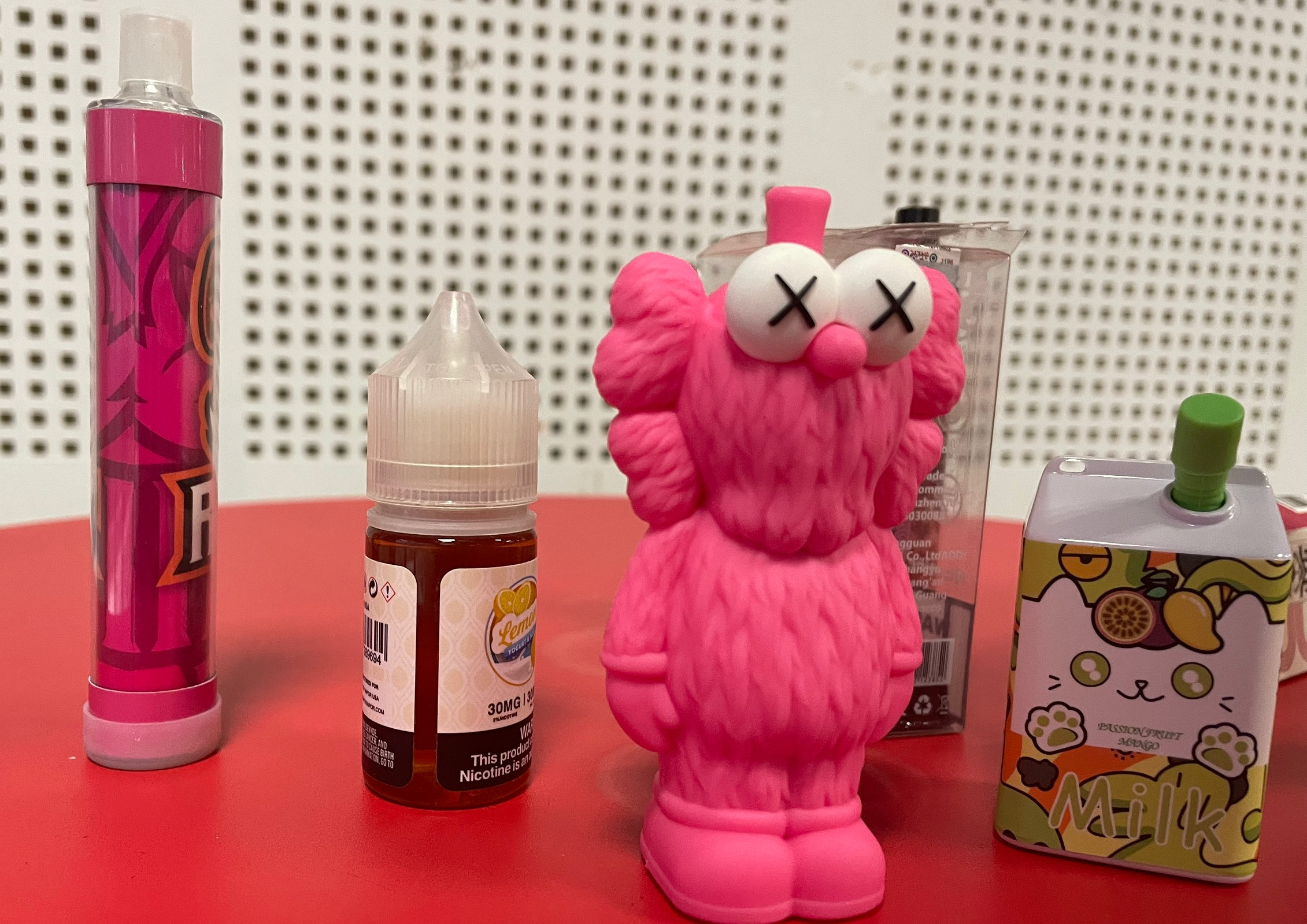 Thuốc lá điện tử: Hiểm họa tiềm ẩn sau vỏ ngoài hấp dẫn