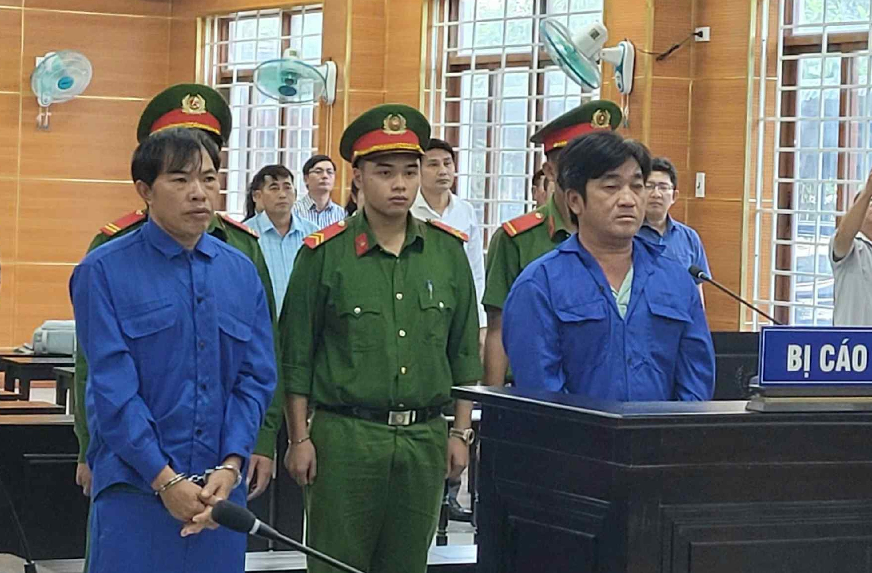 Dùng tàu cá tổ chức cho nhiều người xuất cảnh trái phép, hai ngư dân lĩnh án