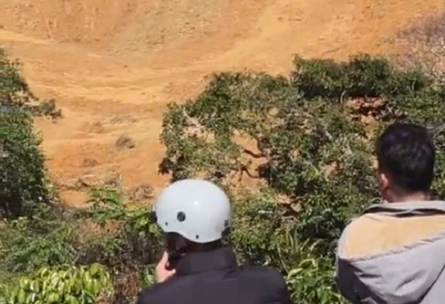 Sạt lở kinh hoàng ở Đà Nẵng, 3 người mất liên lạc: Vùi lấp 7 xe máy, 3 lán trại