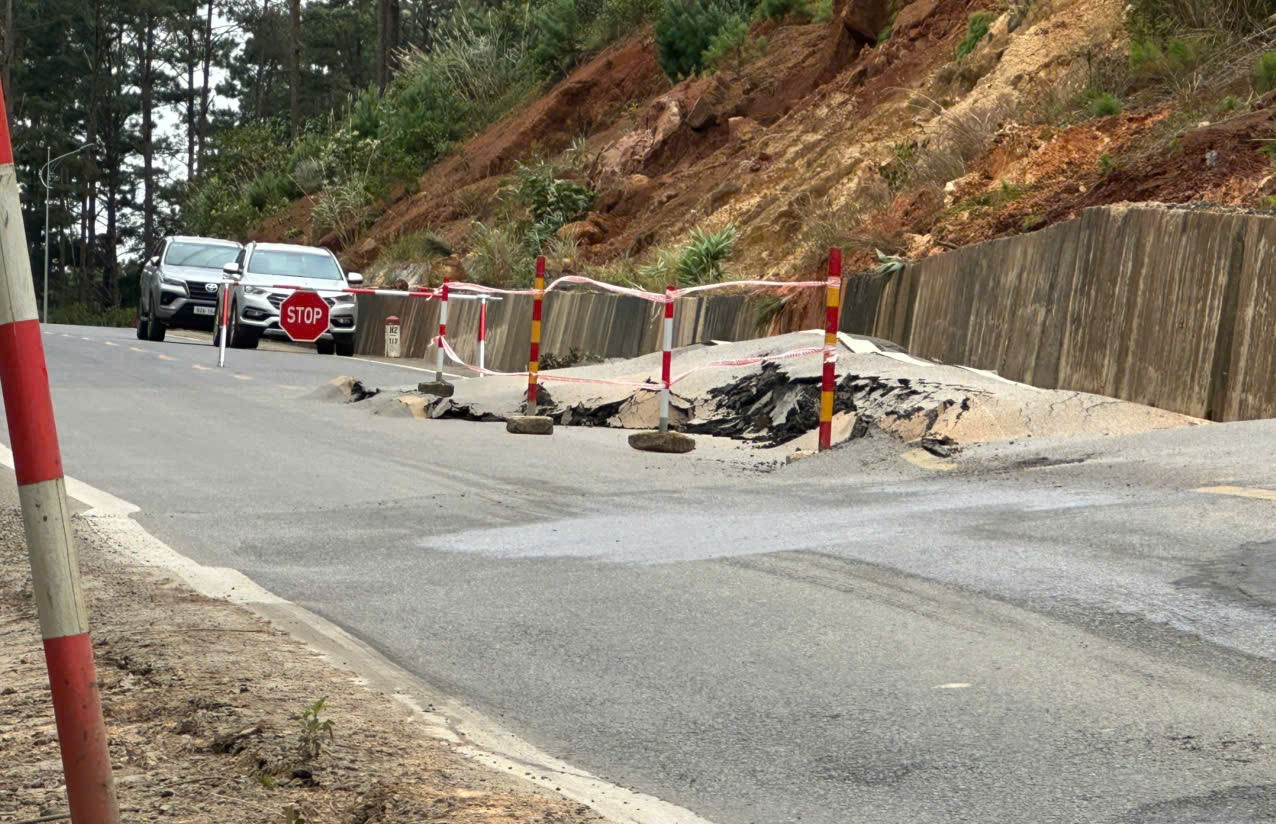 Quốc lộ 24 xuất hiện vết nứt dài trăm mét, mặt đường trồi lên hơn 1m