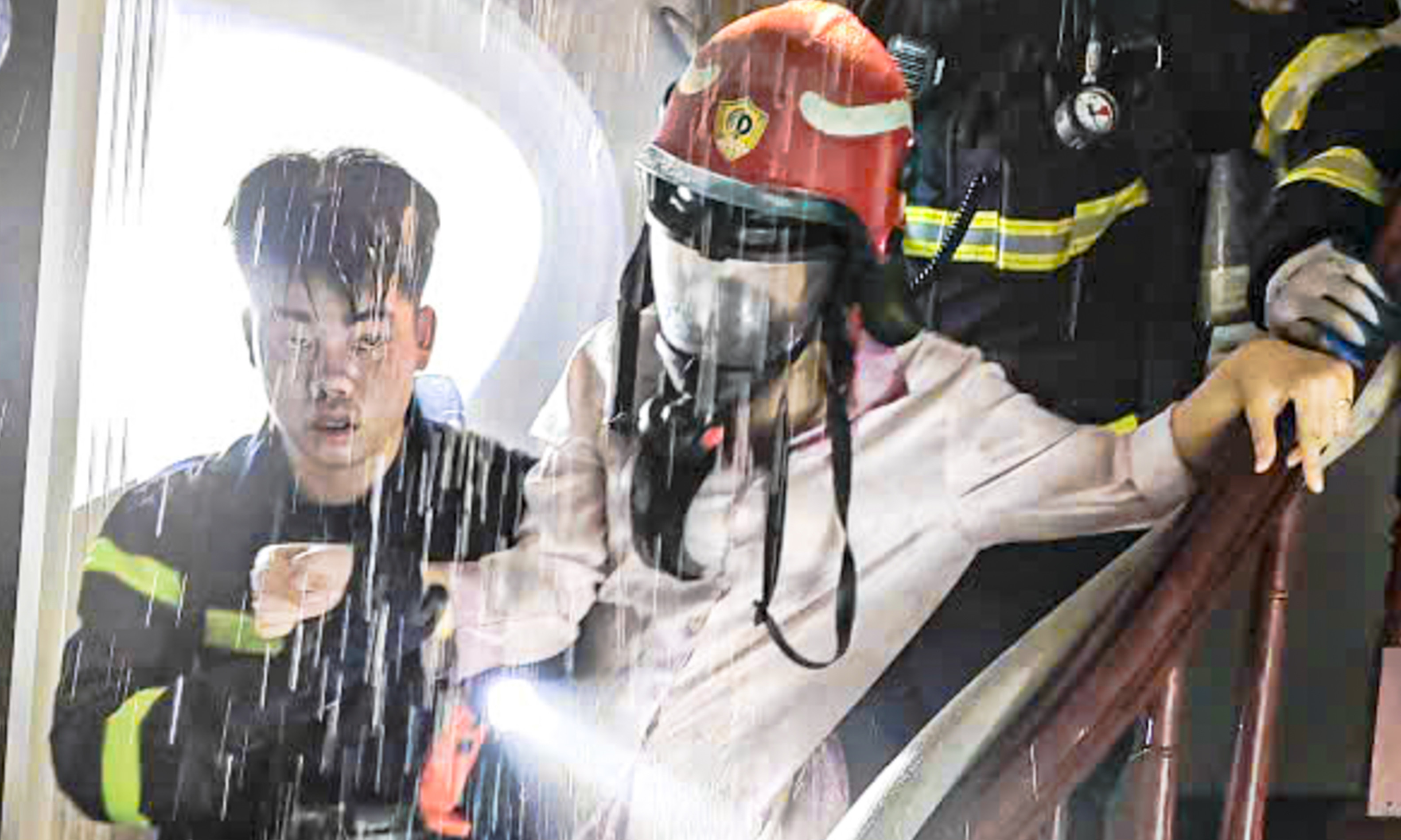 Ngôi nhà 7 tầng cháy ở Hà Nội, cảnh sát kịp thời giải cứu một phụ nữ mắc kẹt