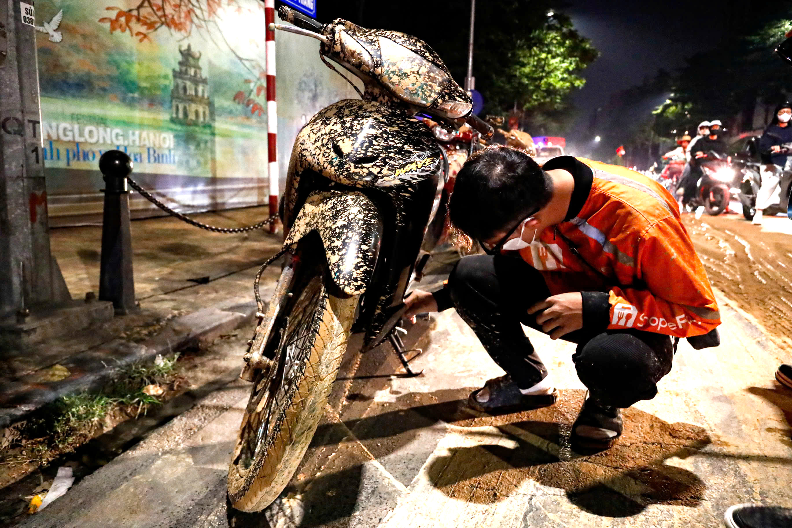 Điều tra vụ bùn nhão tràn khắp đường, tài xế ngã la liệt ở Hà Nội