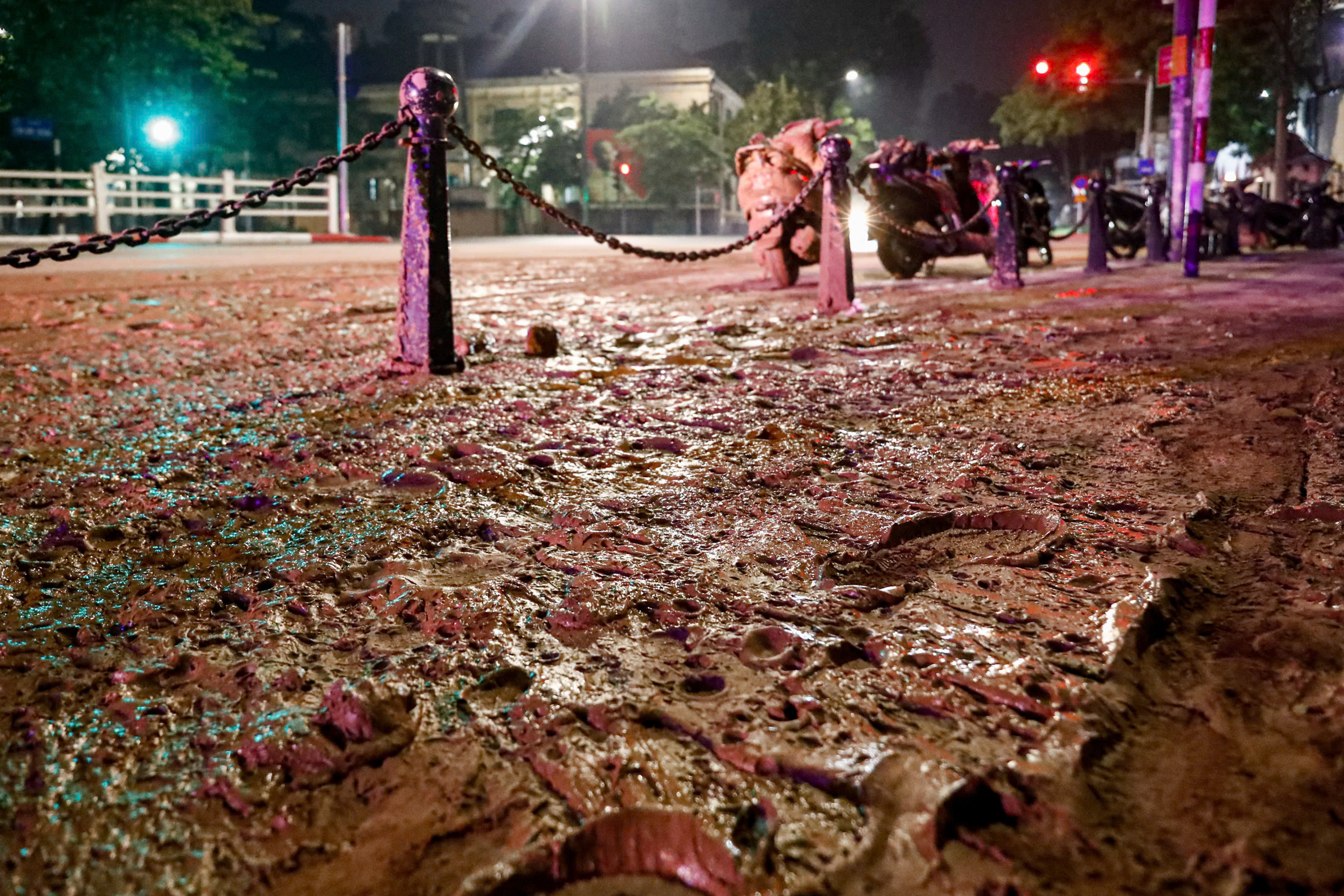 Bác tin bùn nhão tràn trên phố khiến loạt xe trượt ngã liên quan dự án metro