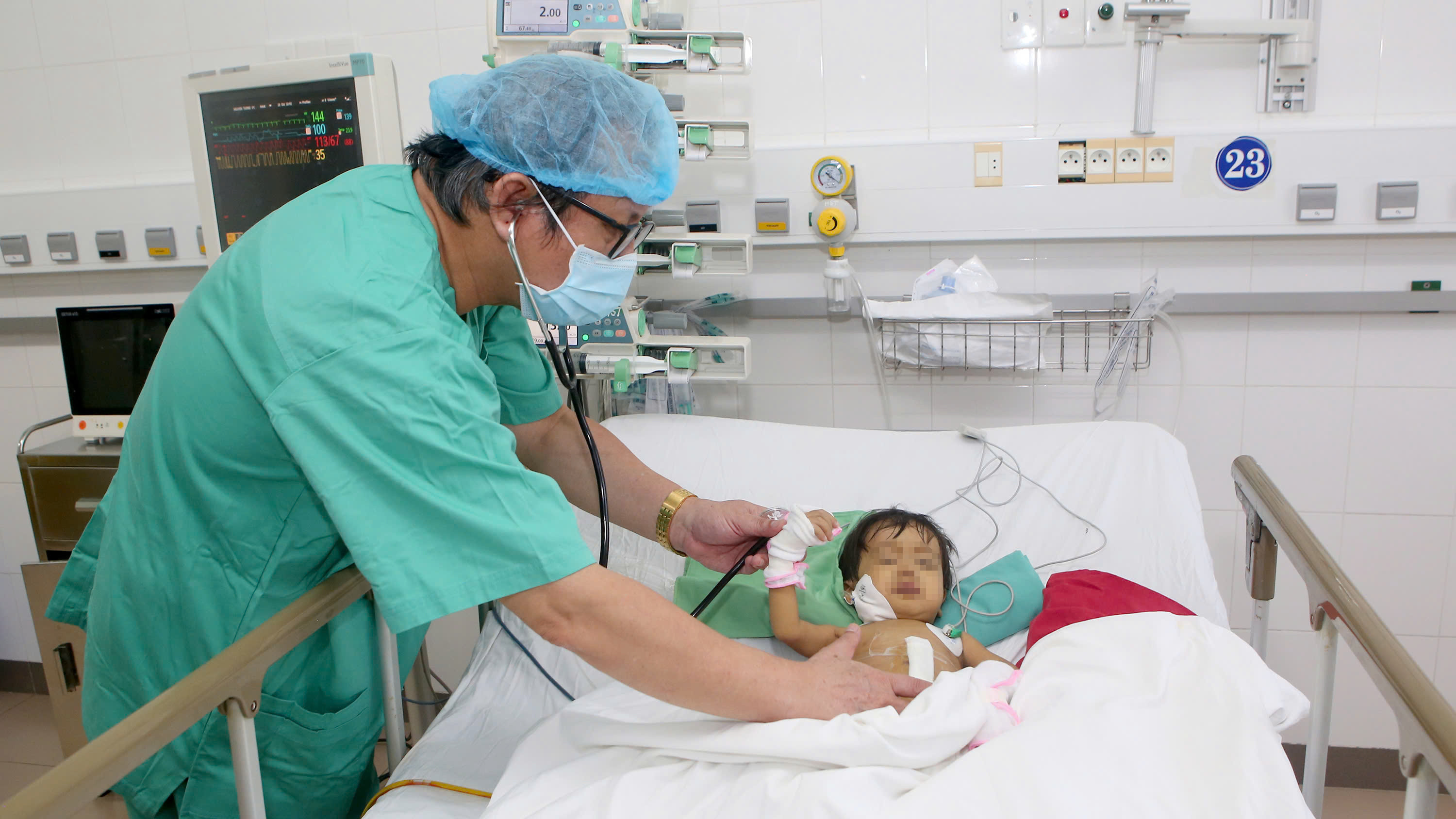 Bệnh nhi 2 tuổi ở Quảng Ngãi hồi sinh sau ca ghép gan xuyên Việt