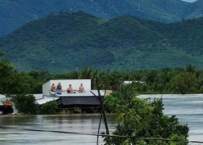Nhiều nơi tại Khánh Hòa ngập sâu, người dân leo lên mái nhà cầu cứu