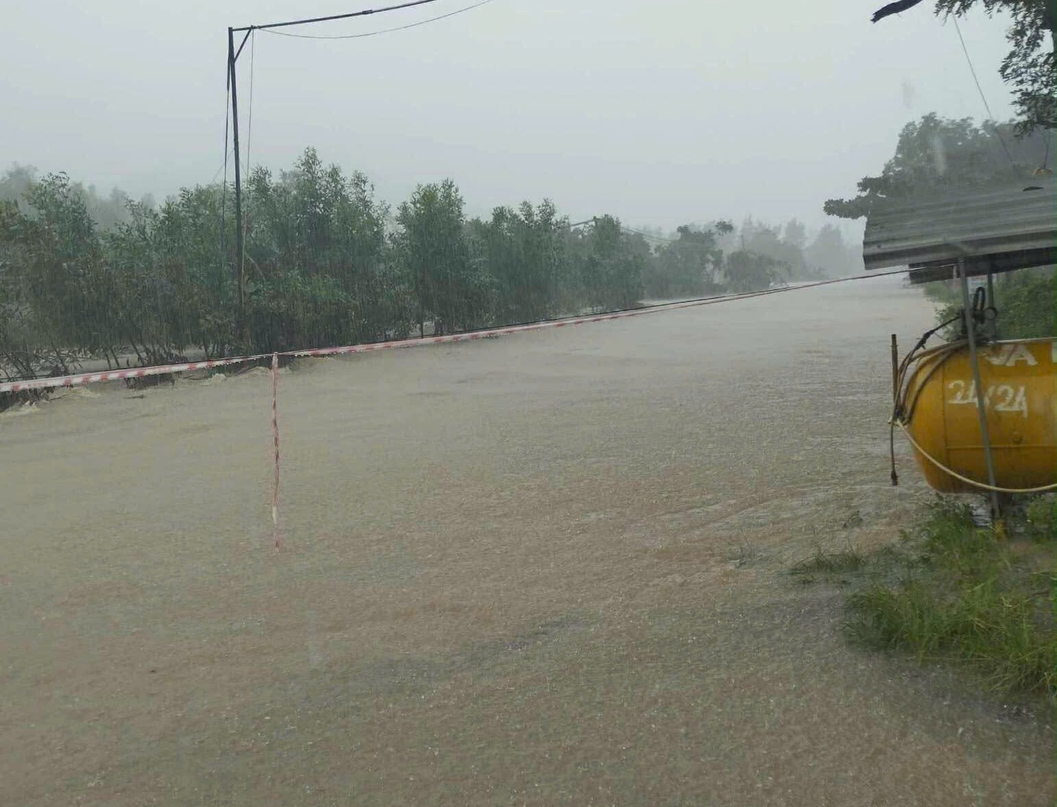 Quốc lộ 29 qua Đắk Lắk ngập hơn 1 m, giao thông chia cắt