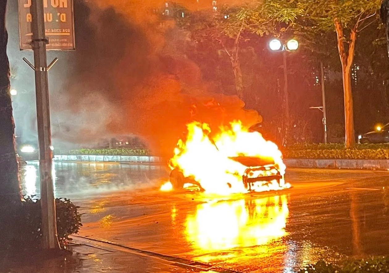 Ô tô bốc cháy ngùn ngụt dưới trời mưa ở Hà Nội