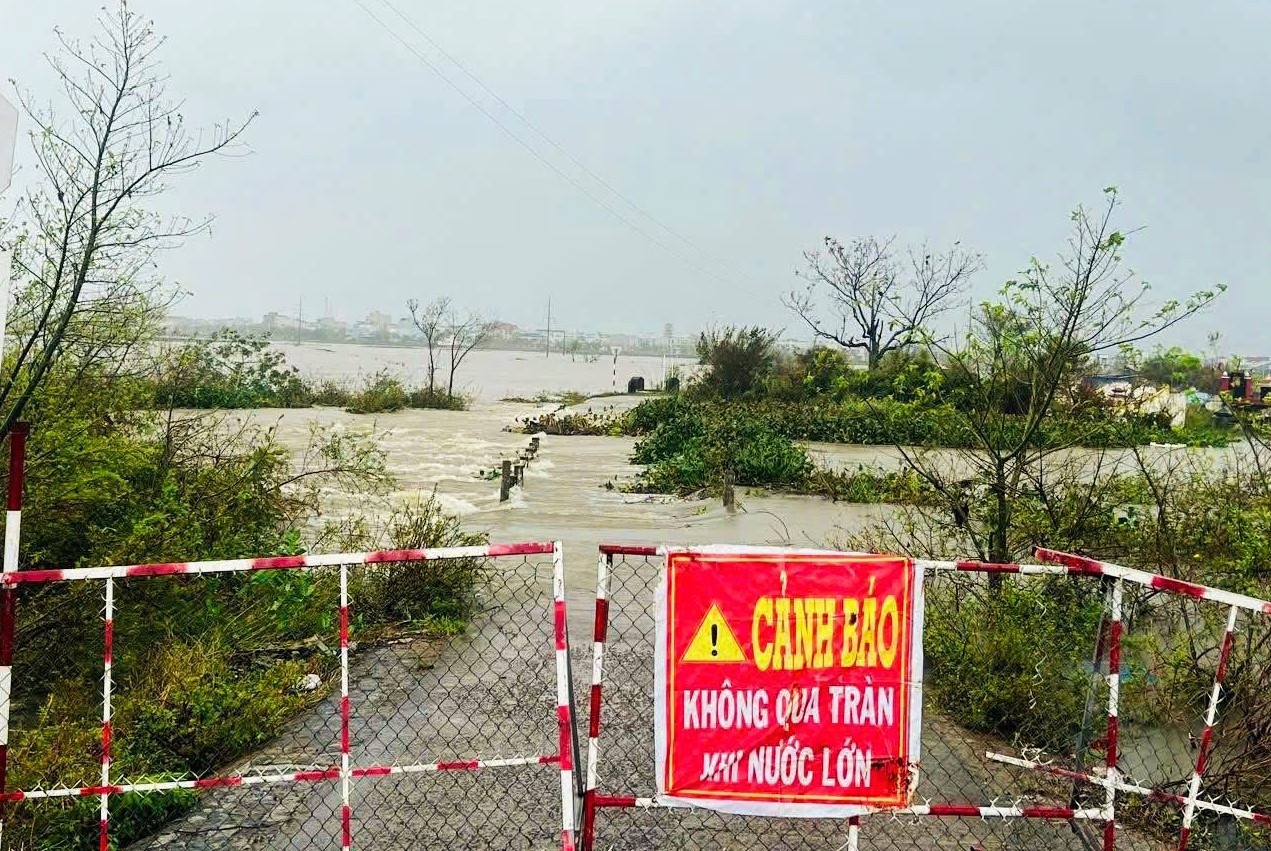 Nhiều nơi phía Đông tỉnh Gia Lai ngập hơn 1m, giao thông chia cắt