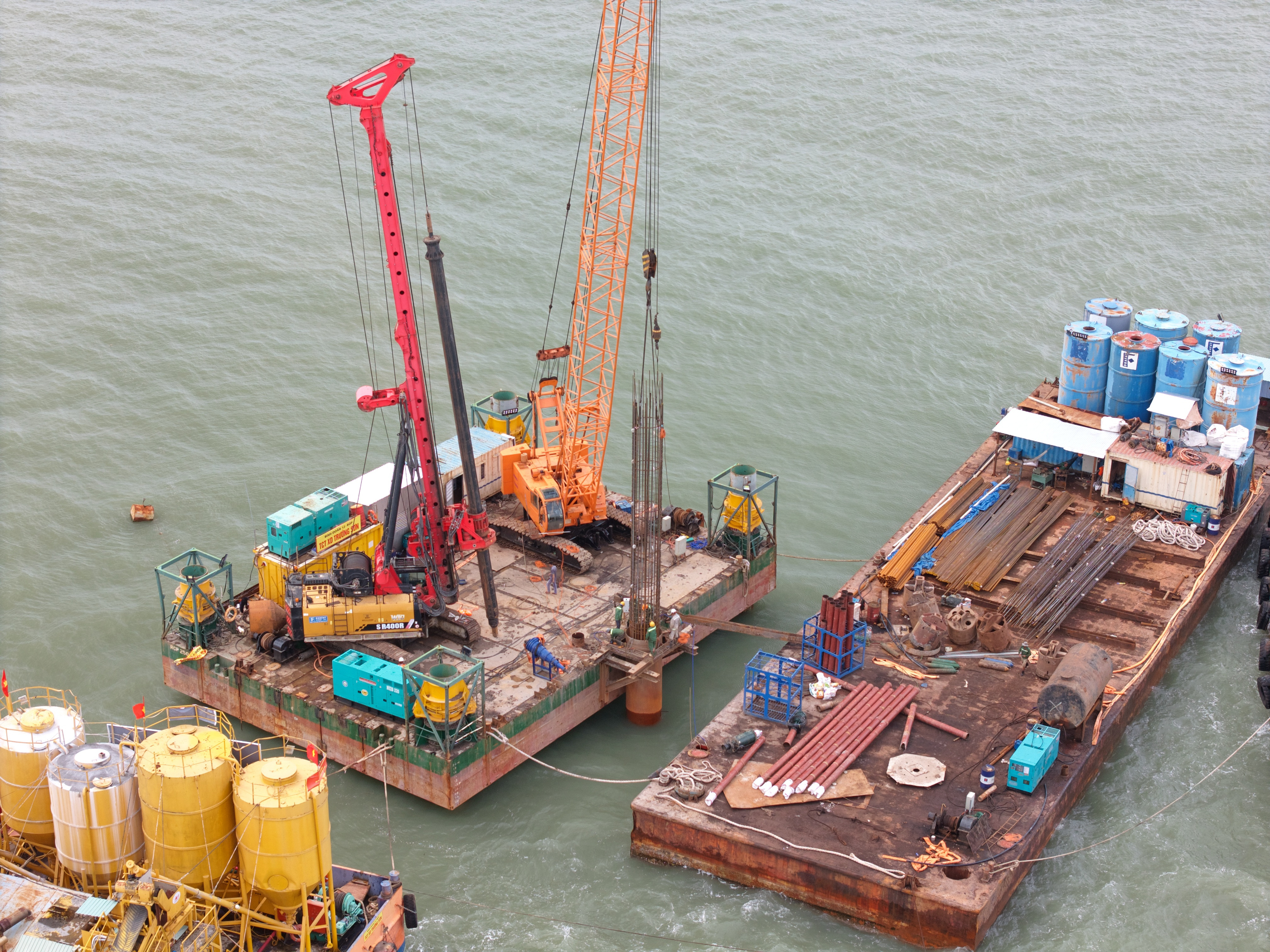 Tấp nập thi công cầu đường vượt biển dài nhất Việt Nam 