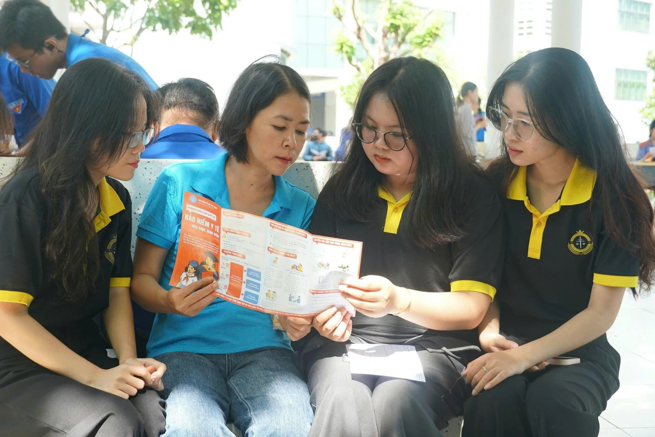 BHXH TP.HCM hướng dẫn nộp hồ sơ và chuyển tiền đóng để gia hạn thẻ BHYT năm 2026