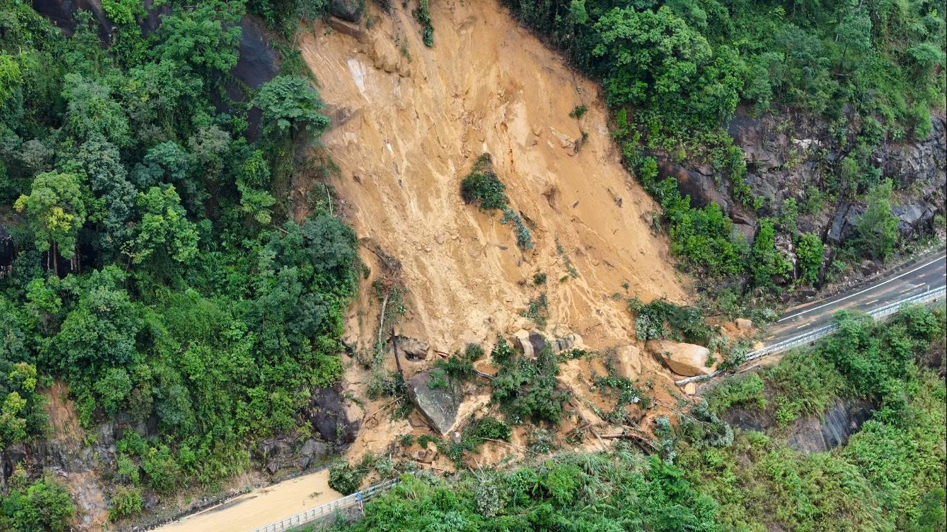 Nổ mìn phá điểm sạt lở mới gần nơi xe khách bị đè bẹp trên đèo Khánh Lê