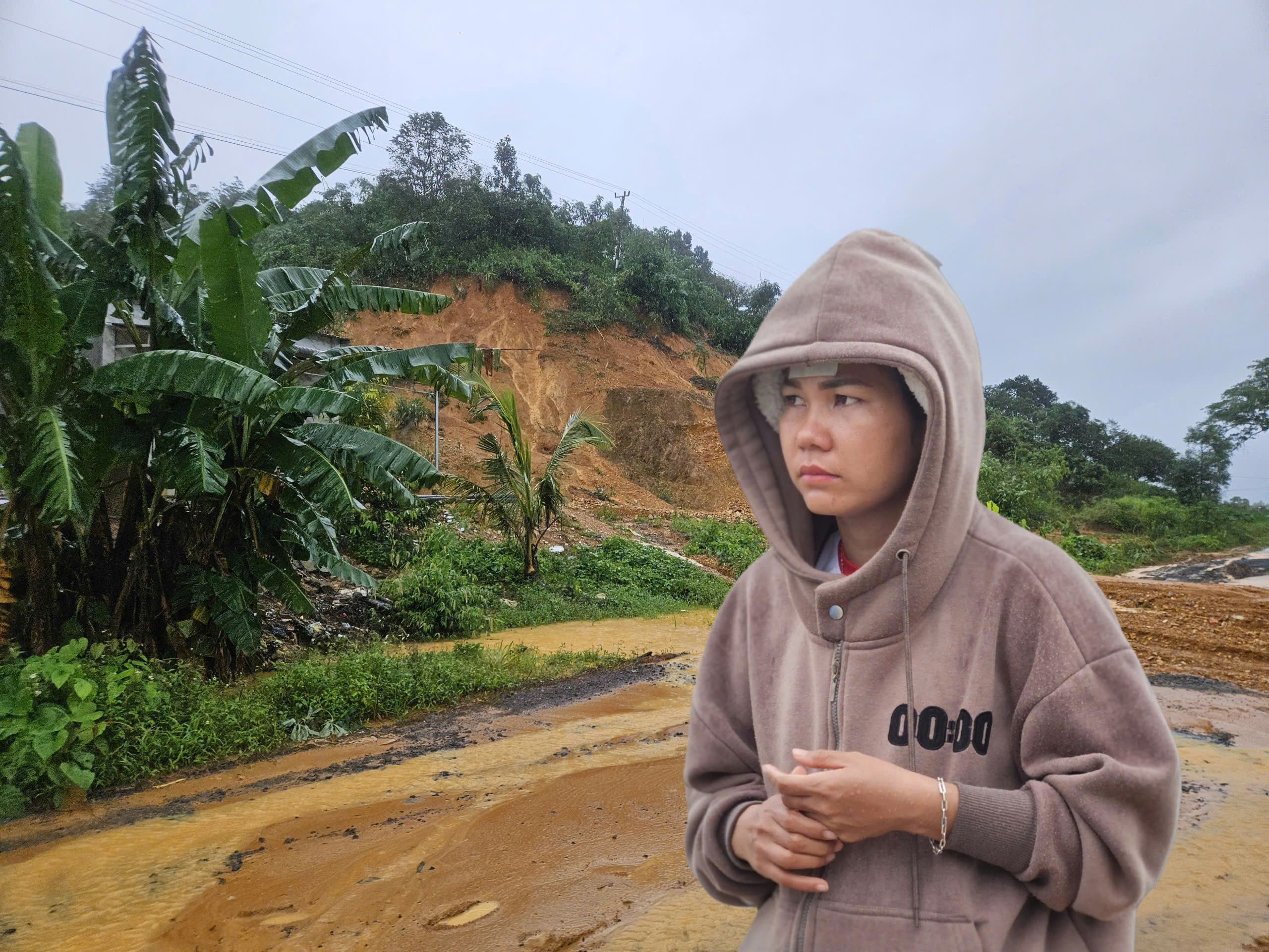 Người phụ nữ 2 lần mất nhà vì lũ cuốn ở Đắk Lắk:  Chỉ kịp ôm 2 con tháo chạy